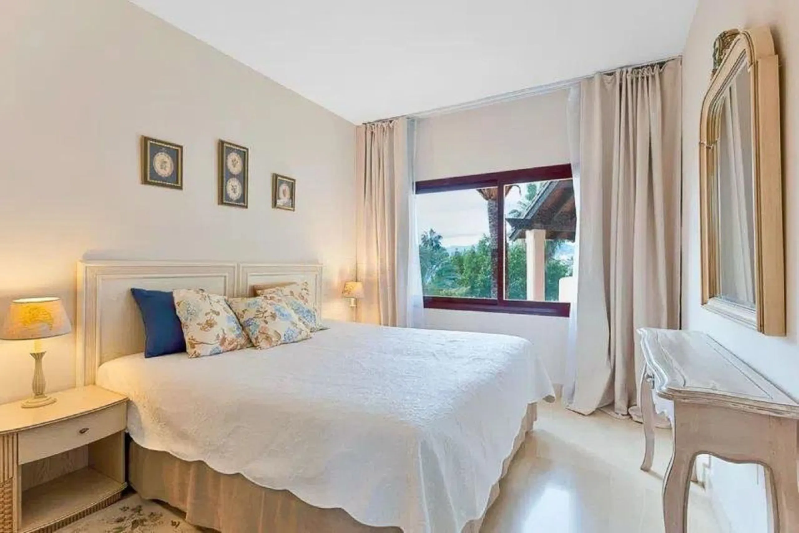 Elegant apartment by the sea, located in an exclusive residential development just a few meters from the promenade and the beach, in one of the most sought-after areas of San Pedro de Alcántara. A bright and well-maintained home, ideal for enjoying the Me