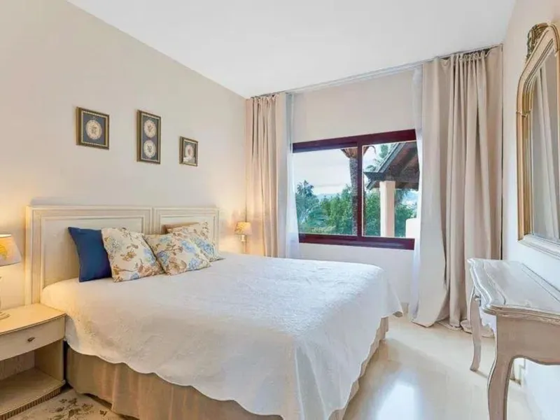 Elegant apartment by the sea, located in an exclusive residential development just a few meters from the promenade and the beach, in one of the most sought-after areas of San Pedro de Alcántara. A bright and well-maintained home, ideal for enjoying the Me