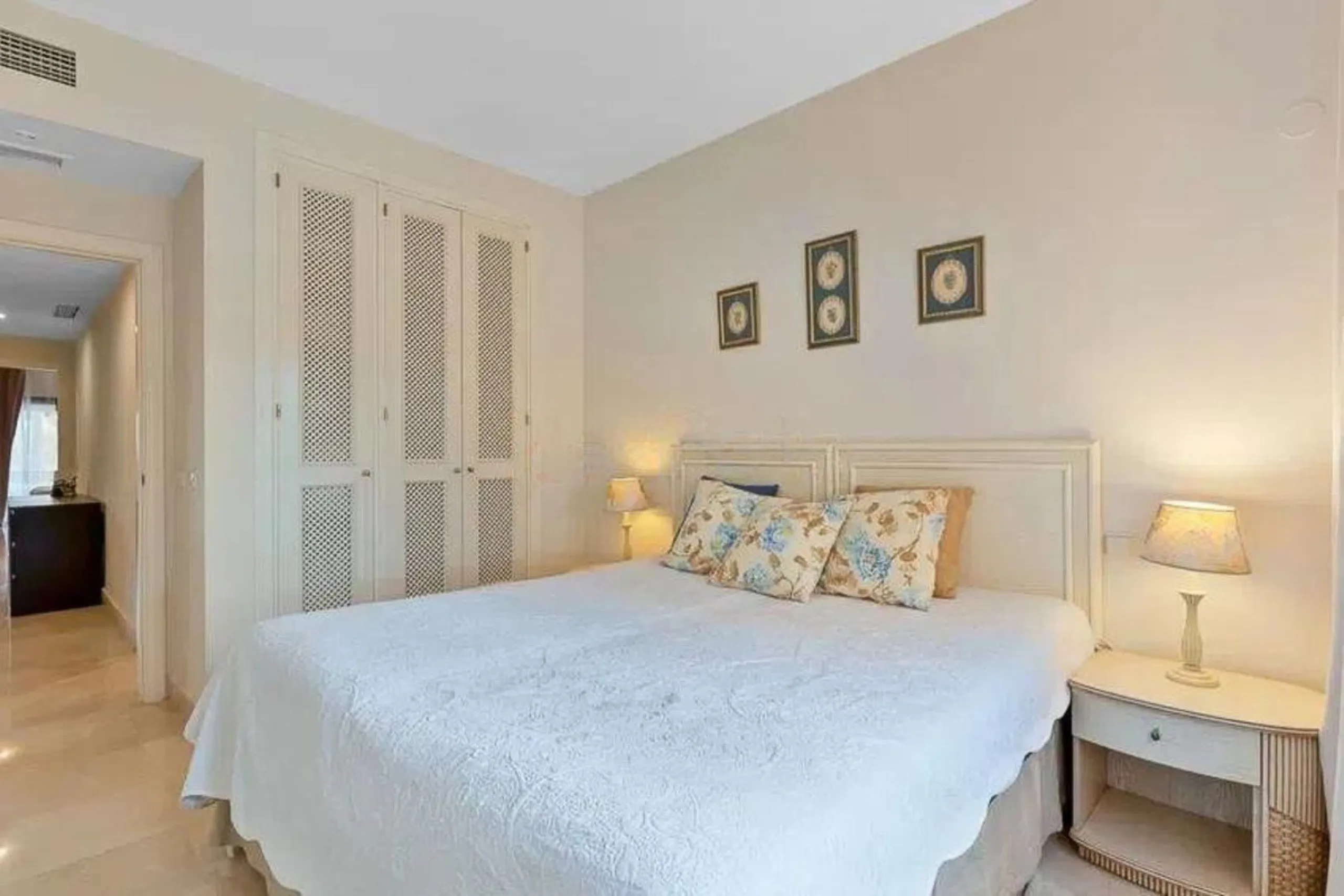 Elegant apartment by the sea, located in an exclusive residential development just a few meters from the promenade and the beach, in one of the most sought-after areas of San Pedro de Alcántara. A bright and well-maintained home, ideal for enjoying the Me