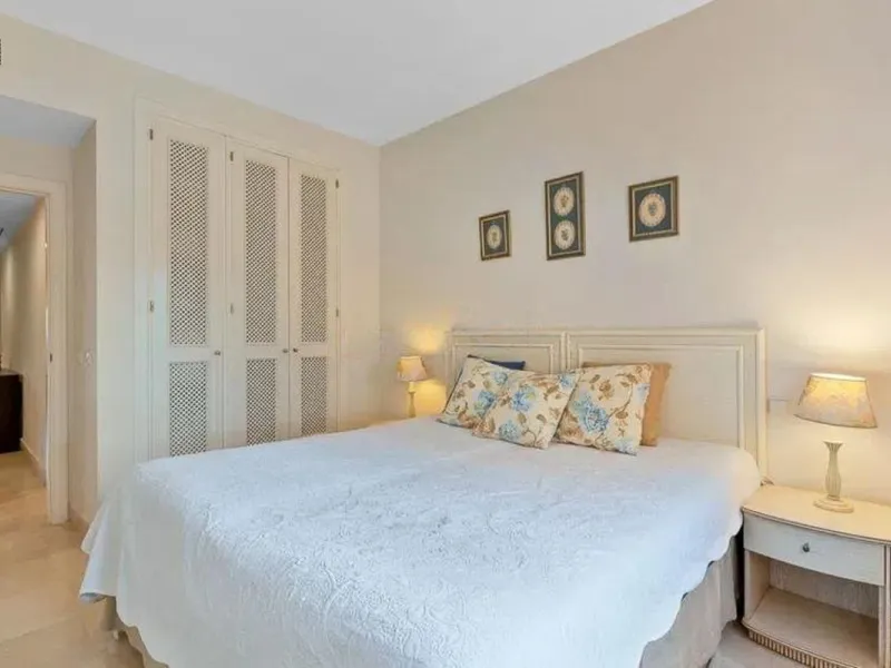Elegant apartment by the sea, located in an exclusive residential development just a few meters from the promenade and the beach, in one of the most sought-after areas of San Pedro de Alcántara. A bright and well-maintained home, ideal for enjoying the Me