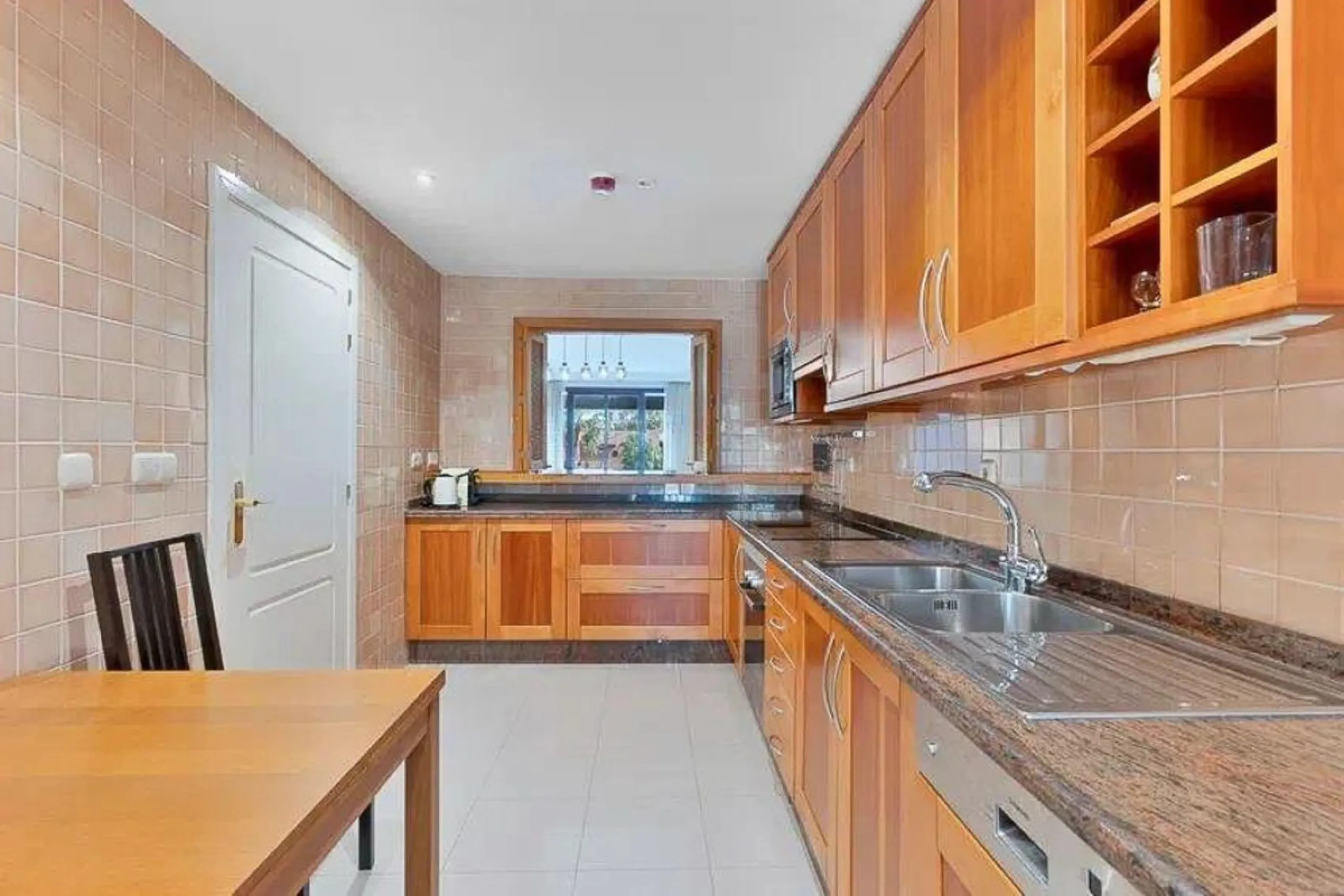 Elegant apartment by the sea, located in an exclusive residential development just a few meters from the promenade and the beach, in one of the most sought-after areas of San Pedro de Alcántara. A bright and well-maintained home, ideal for enjoying the Me