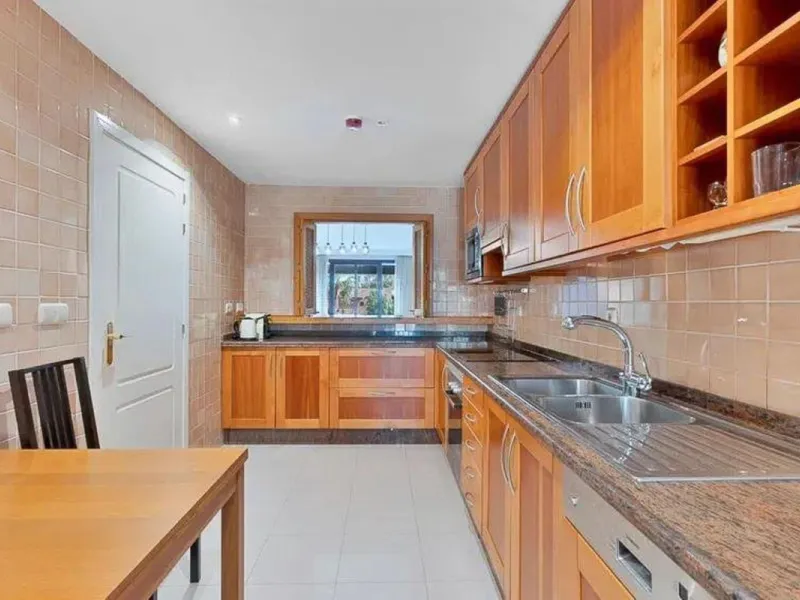Elegant apartment by the sea, located in an exclusive residential development just a few meters from the promenade and the beach, in one of the most sought-after areas of San Pedro de Alcántara. A bright and well-maintained home, ideal for enjoying the Me