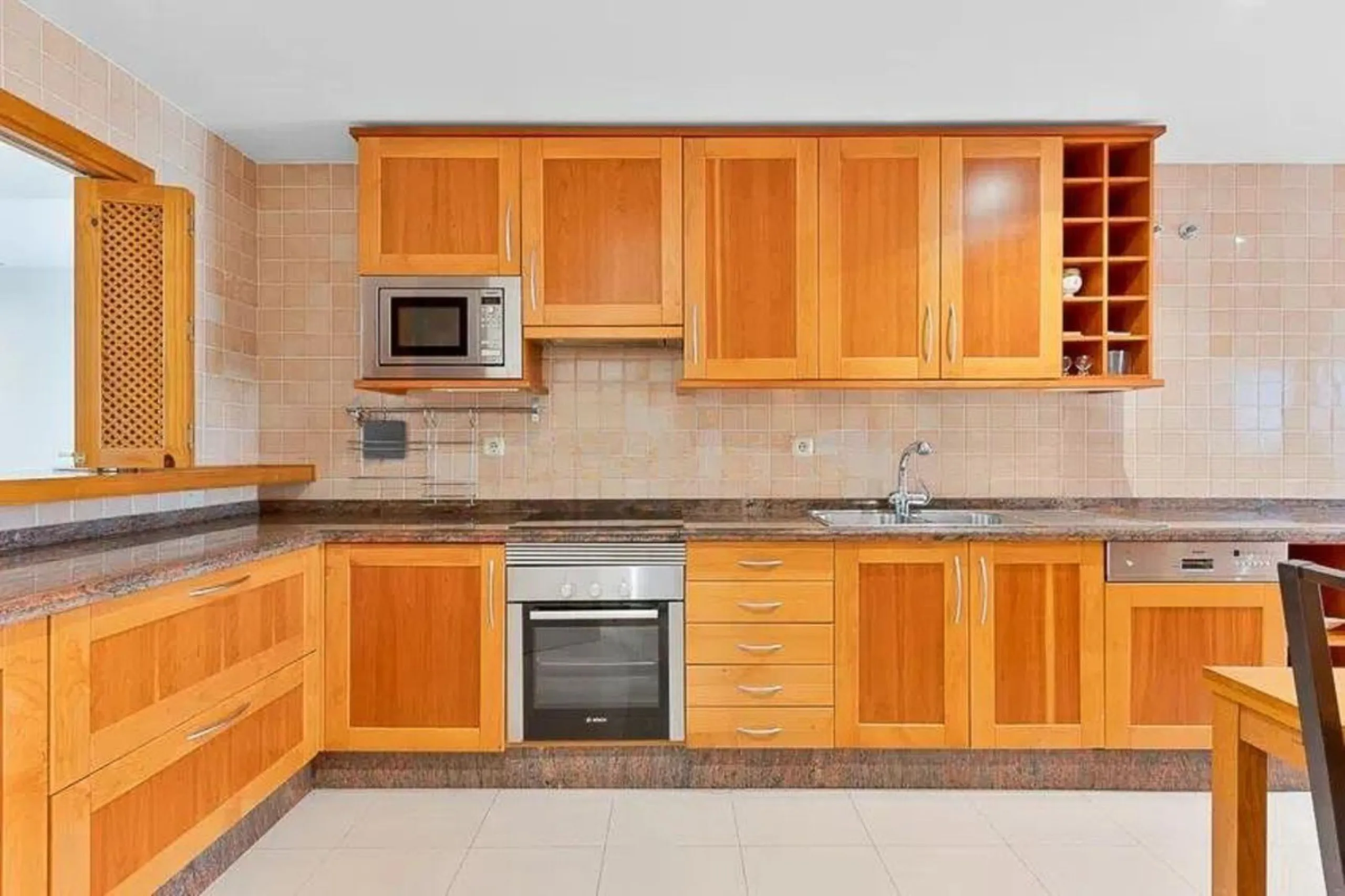 Elegant apartment by the sea, located in an exclusive residential development just a few meters from the promenade and the beach, in one of the most sought-after areas of San Pedro de Alcántara. A bright and well-maintained home, ideal for enjoying the Me