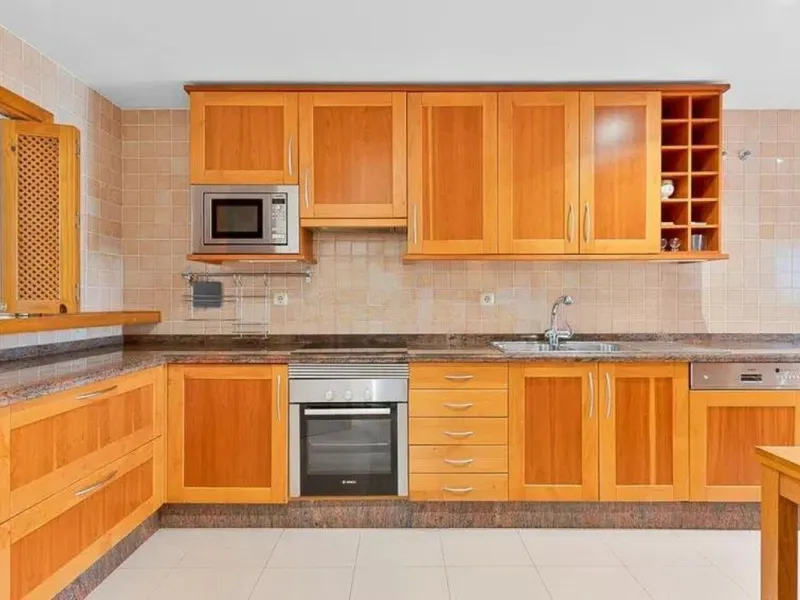 Elegant apartment by the sea, located in an exclusive residential development just a few meters from the promenade and the beach, in one of the most sought-after areas of San Pedro de Alcántara. A bright and well-maintained home, ideal for enjoying the Me