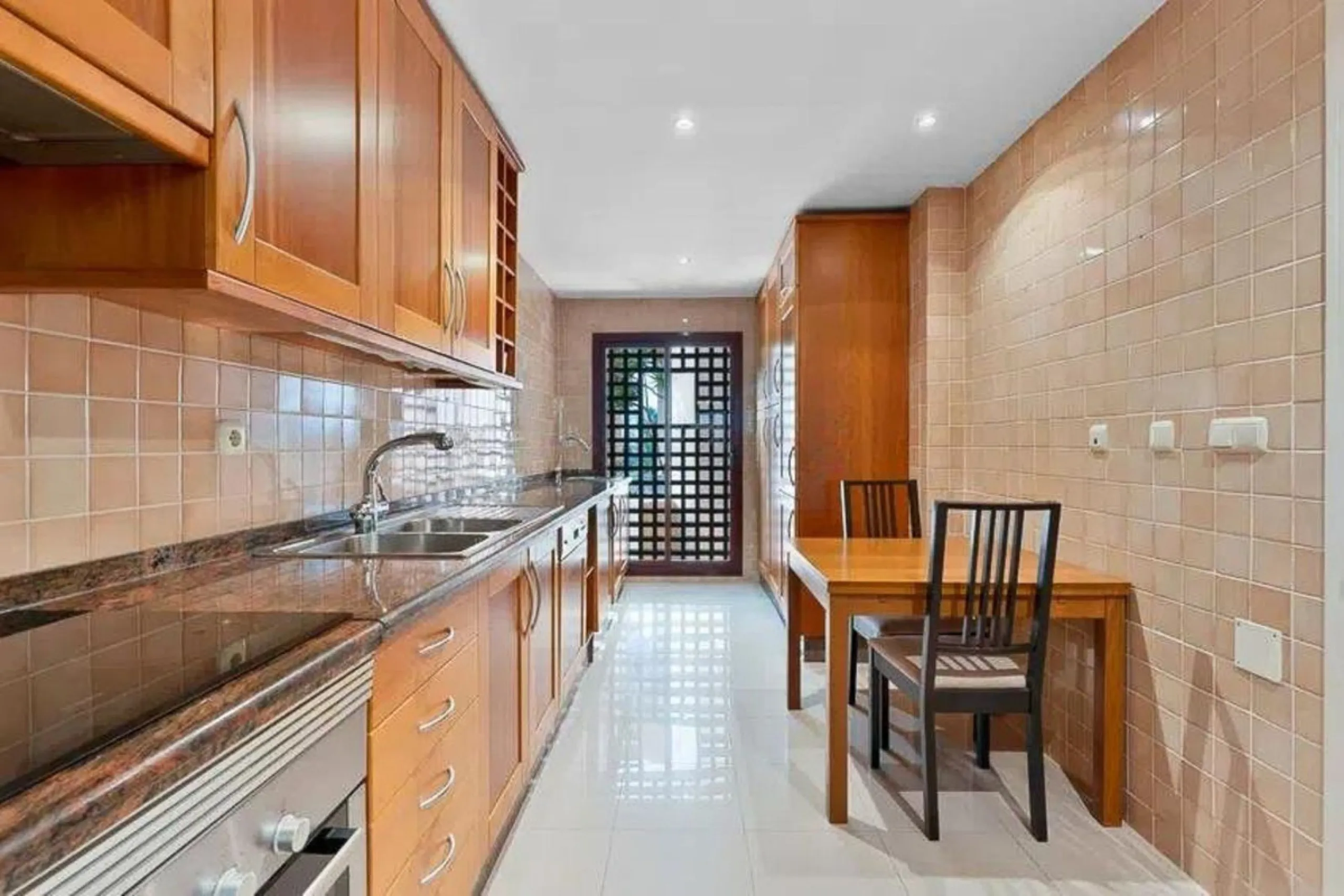 Elegant apartment by the sea, located in an exclusive residential development just a few meters from the promenade and the beach, in one of the most sought-after areas of San Pedro de Alcántara. A bright and well-maintained home, ideal for enjoying the Me