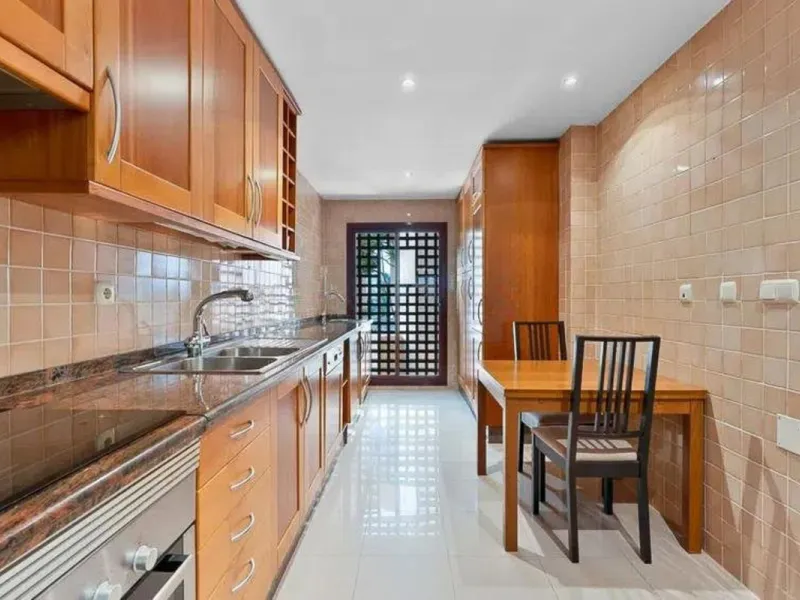 Elegant apartment by the sea, located in an exclusive residential development just a few meters from the promenade and the beach, in one of the most sought-after areas of San Pedro de Alcántara. A bright and well-maintained home, ideal for enjoying the Me