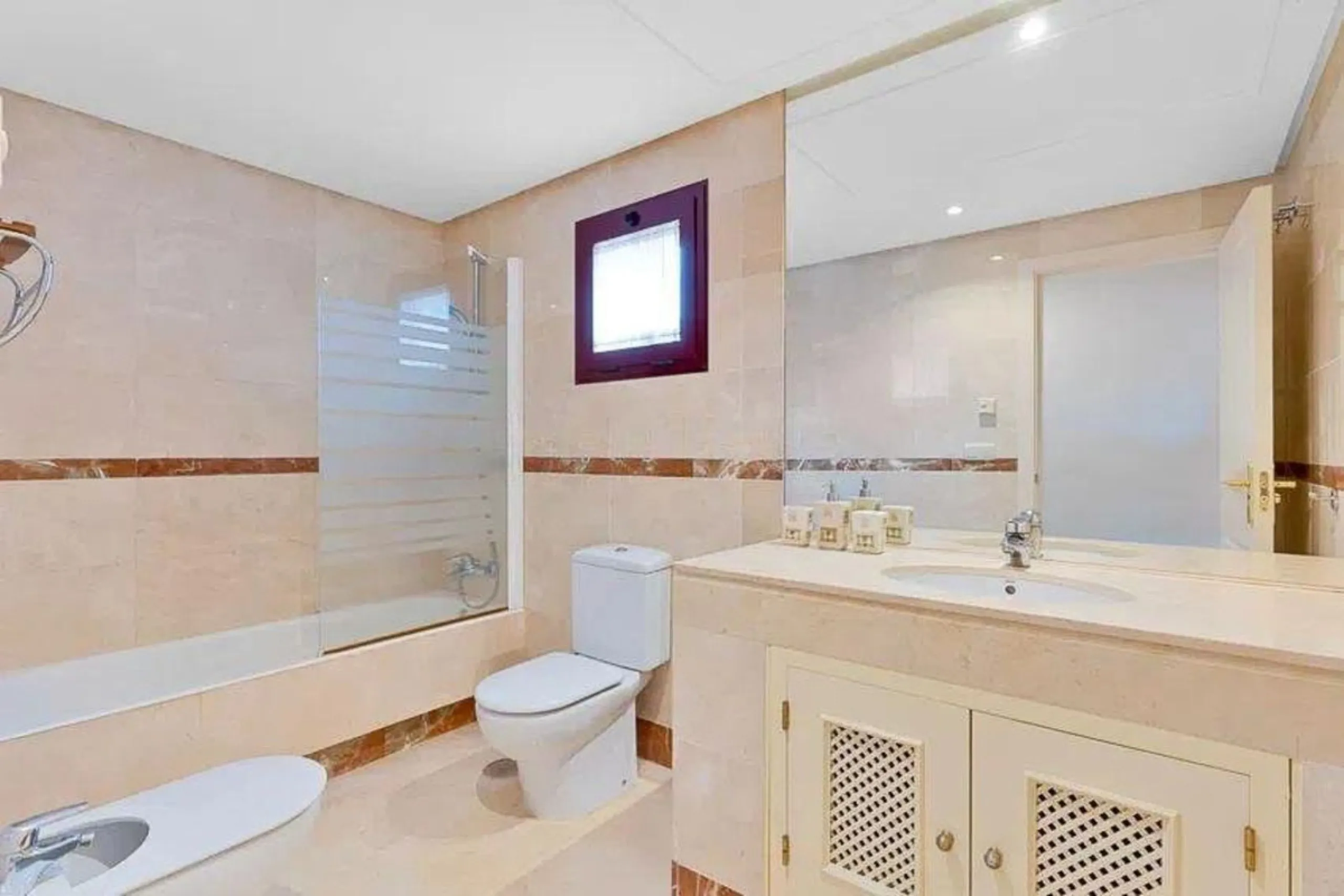 Elegant apartment by the sea, located in an exclusive residential development just a few meters from the promenade and the beach, in one of the most sought-after areas of San Pedro de Alcántara. A bright and well-maintained home, ideal for enjoying the Me