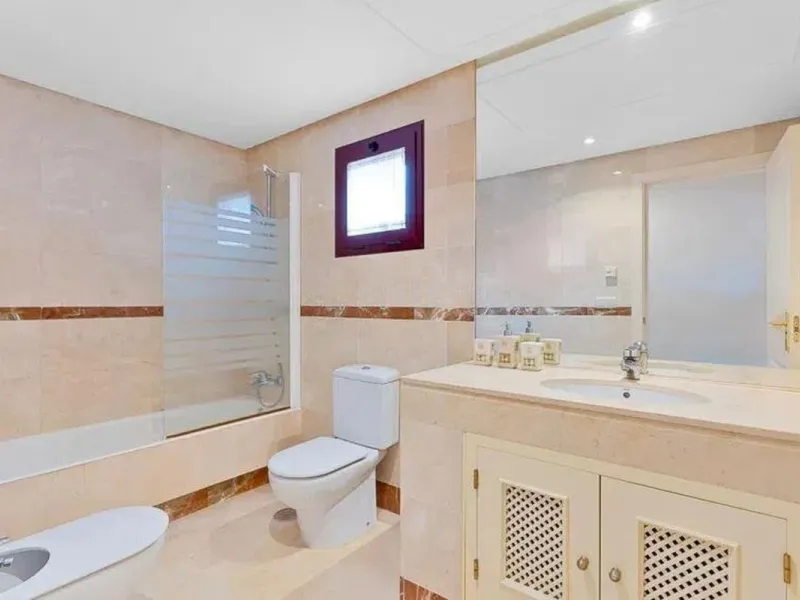 Elegant apartment by the sea, located in an exclusive residential development just a few meters from the promenade and the beach, in one of the most sought-after areas of San Pedro de Alcántara. A bright and well-maintained home, ideal for enjoying the Me
