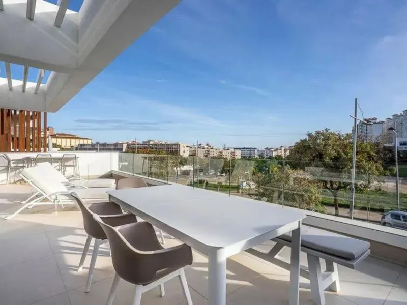 Located in the established private residential area of Las Mesas Alexia, this modern home stands out for its contemporary design, spaciousness, and excellent condition. Completed in 2023, it is brand new with a spectacular private terrace designed to make