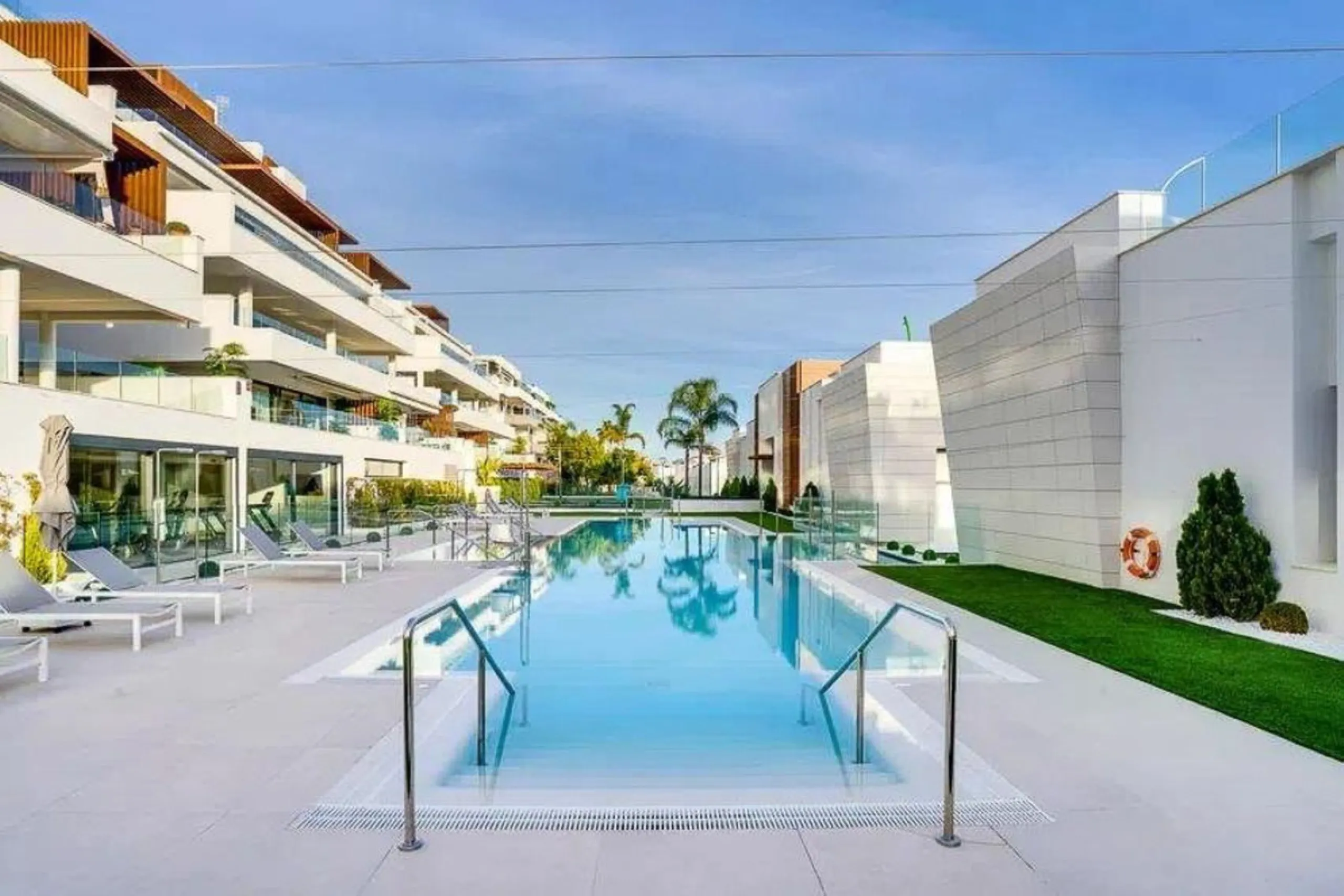 Apartment - Middle Floor Apartment в продаже в Estepona, Málaga. В доме 3 спален и 2 ванных комнат. Площадь дома 106 м²