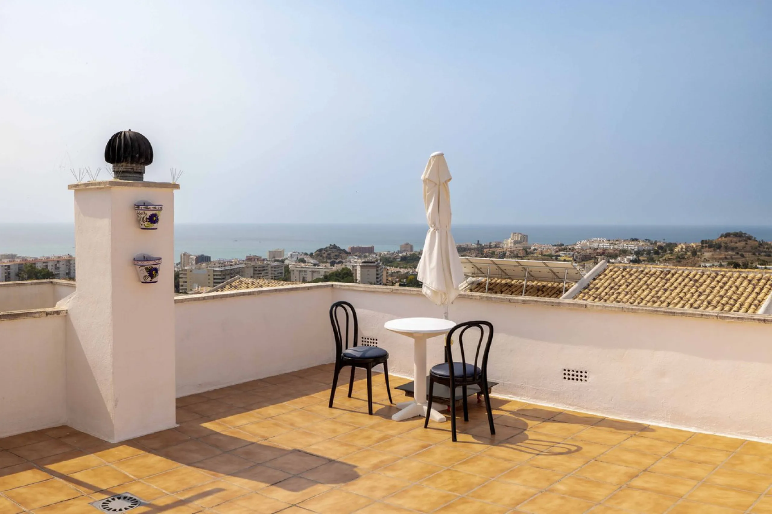 Excellent investment opportunity in Benalmádena Costa, one of the most sought-after areas on the Costa del Sol. This Townhouse built in 1999, has a constructed area of 148 m² and offers endless possibilities for those looking to renovate and achieve a hig