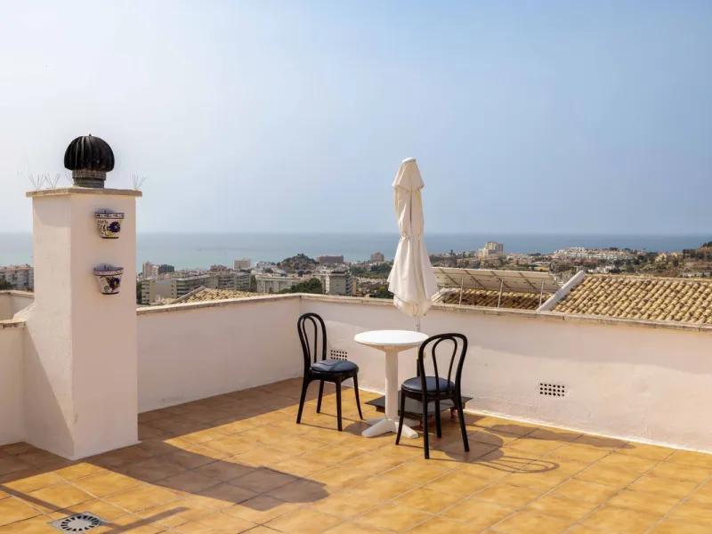 Excellent investment opportunity in Benalmádena Costa, one of the most sought-after areas on the Costa del Sol. This Townhouse built in 1999, has a constructed area of 148 m² and offers endless possibilities for those looking to renovate and achieve a hig