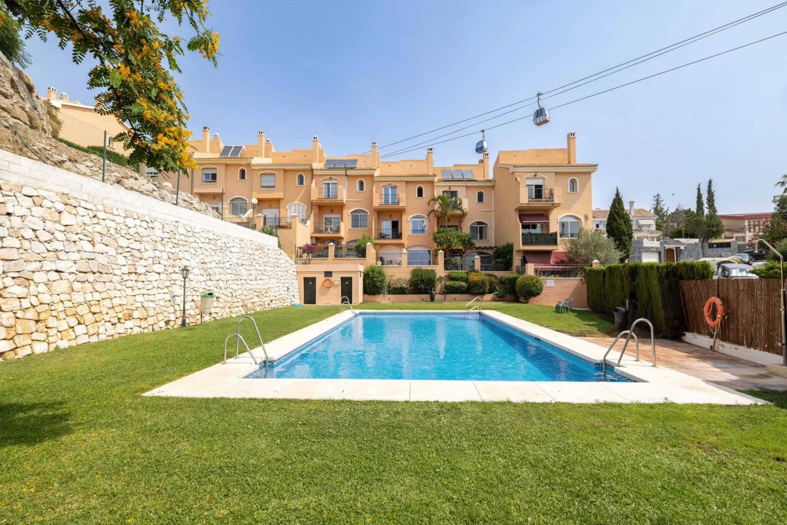 Excellent investment opportunity in Benalmádena Costa, one of the most sought-after areas on the Costa del Sol. This Townhouse built in 1999, has a constructed area of 148 m² and offers endless possibilities for those looking to renovate and achieve a hig