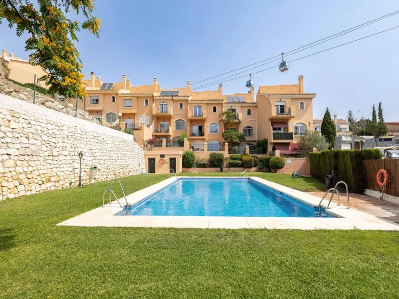 Excellent investment opportunity in Benalmádena Costa, one of the most sought-after areas on the Costa del Sol. This Townhouse built in 1999, has a constructed area of 148 m² and offers endless possibilities for those looking to renovate and achieve a hig
