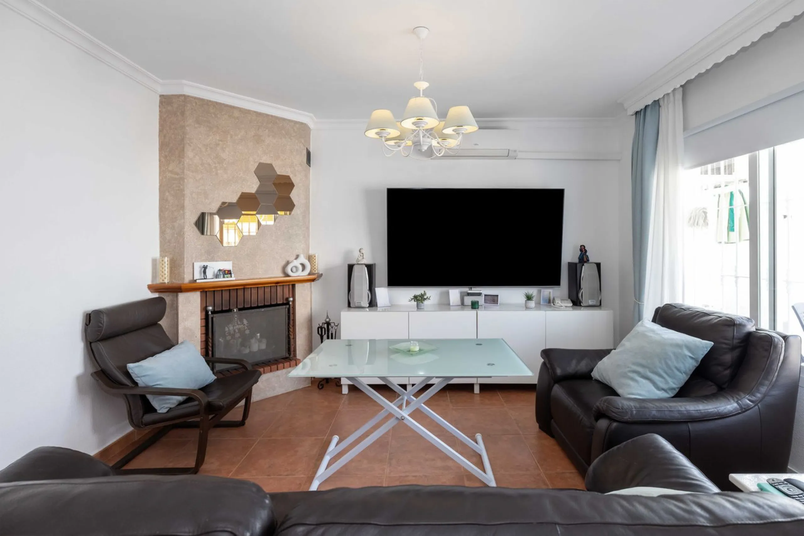 Excellent investment opportunity in Benalmádena Costa, one of the most sought-after areas on the Costa del Sol. This Townhouse built in 1999, has a constructed area of 148 m² and offers endless possibilities for those looking to renovate and achieve a hig