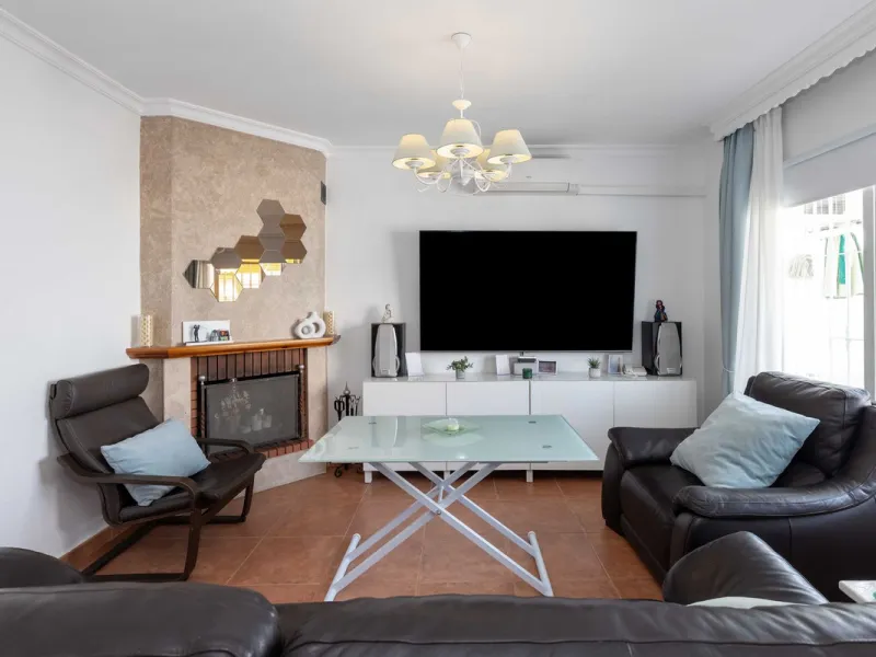 Excellent investment opportunity in Benalmádena Costa, one of the most sought-after areas on the Costa del Sol. This Townhouse built in 1999, has a constructed area of 148 m² and offers endless possibilities for those looking to renovate and achieve a hig
