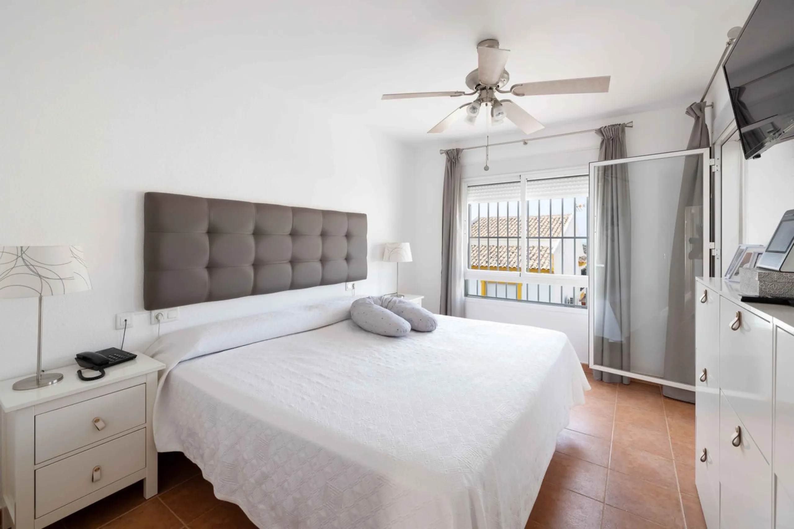 Excellent investment opportunity in Benalmádena Costa, one of the most sought-after areas on the Costa del Sol. This Townhouse built in 1999, has a constructed area of 148 m² and offers endless possibilities for those looking to renovate and achieve a hig