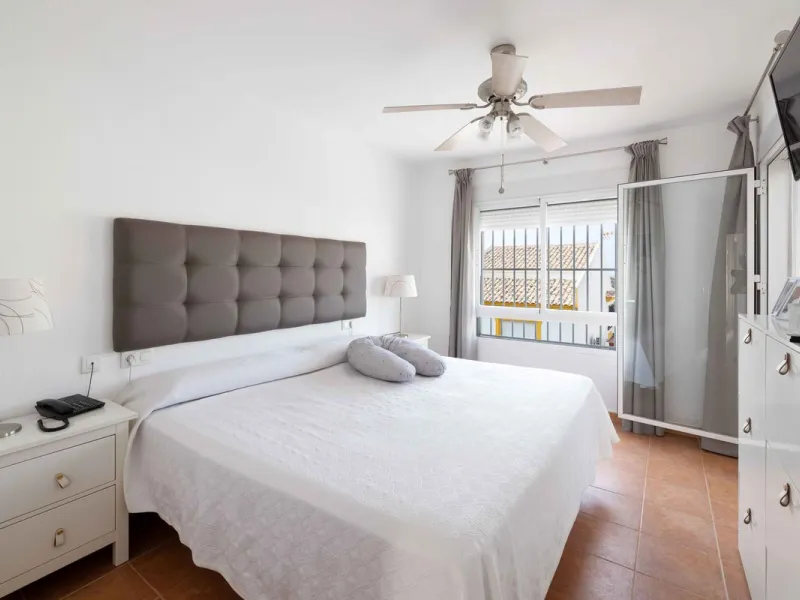Excellent investment opportunity in Benalmádena Costa, one of the most sought-after areas on the Costa del Sol. This Townhouse built in 1999, has a constructed area of 148 m² and offers endless possibilities for those looking to renovate and achieve a hig
