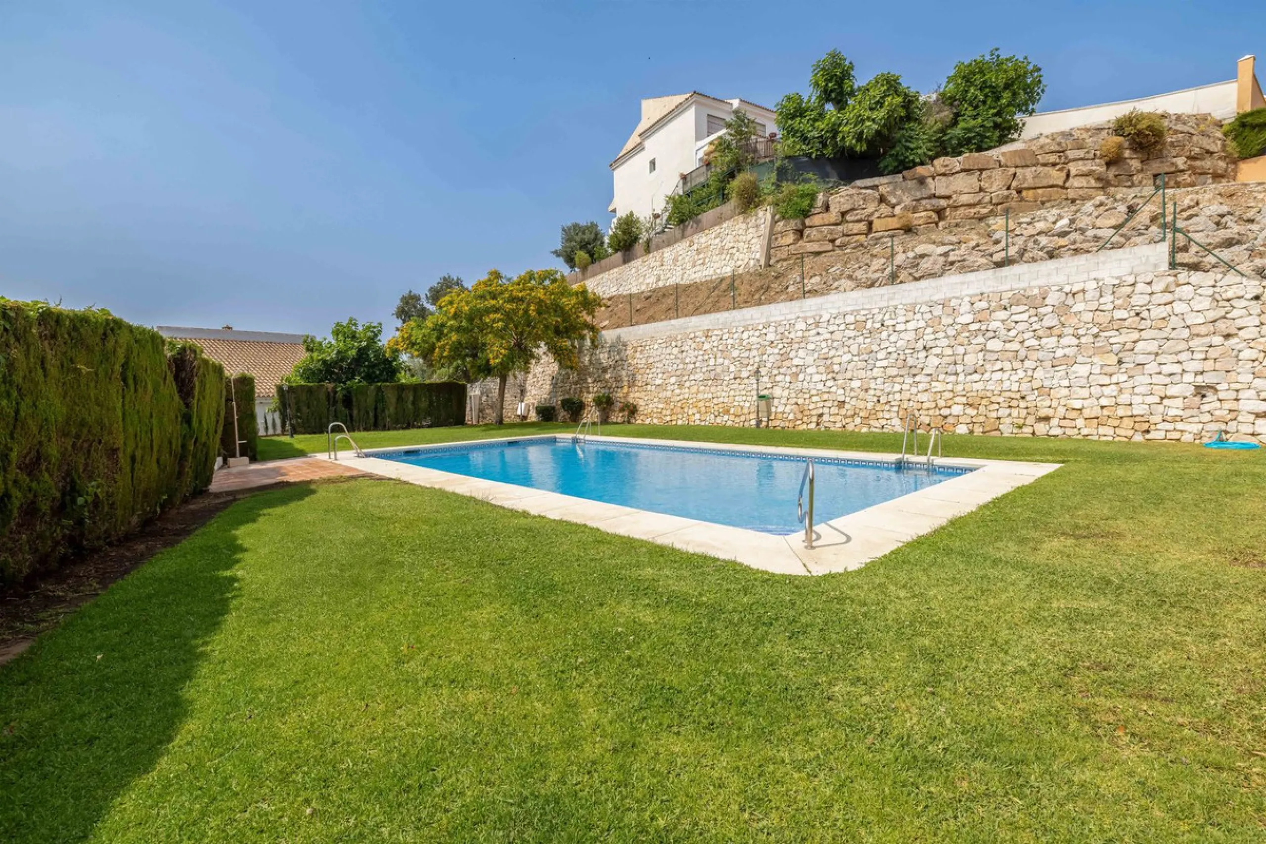 Excellent investment opportunity in Benalmádena Costa, one of the most sought-after areas on the Costa del Sol. This Townhouse built in 1999, has a constructed area of 148 m² and offers endless possibilities for those looking to renovate and achieve a hig