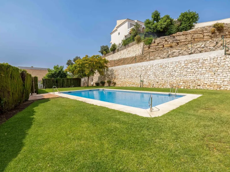 Excellent investment opportunity in Benalmádena Costa, one of the most sought-after areas on the Costa del Sol. This Townhouse built in 1999, has a constructed area of 148 m² and offers endless possibilities for those looking to renovate and achieve a hig