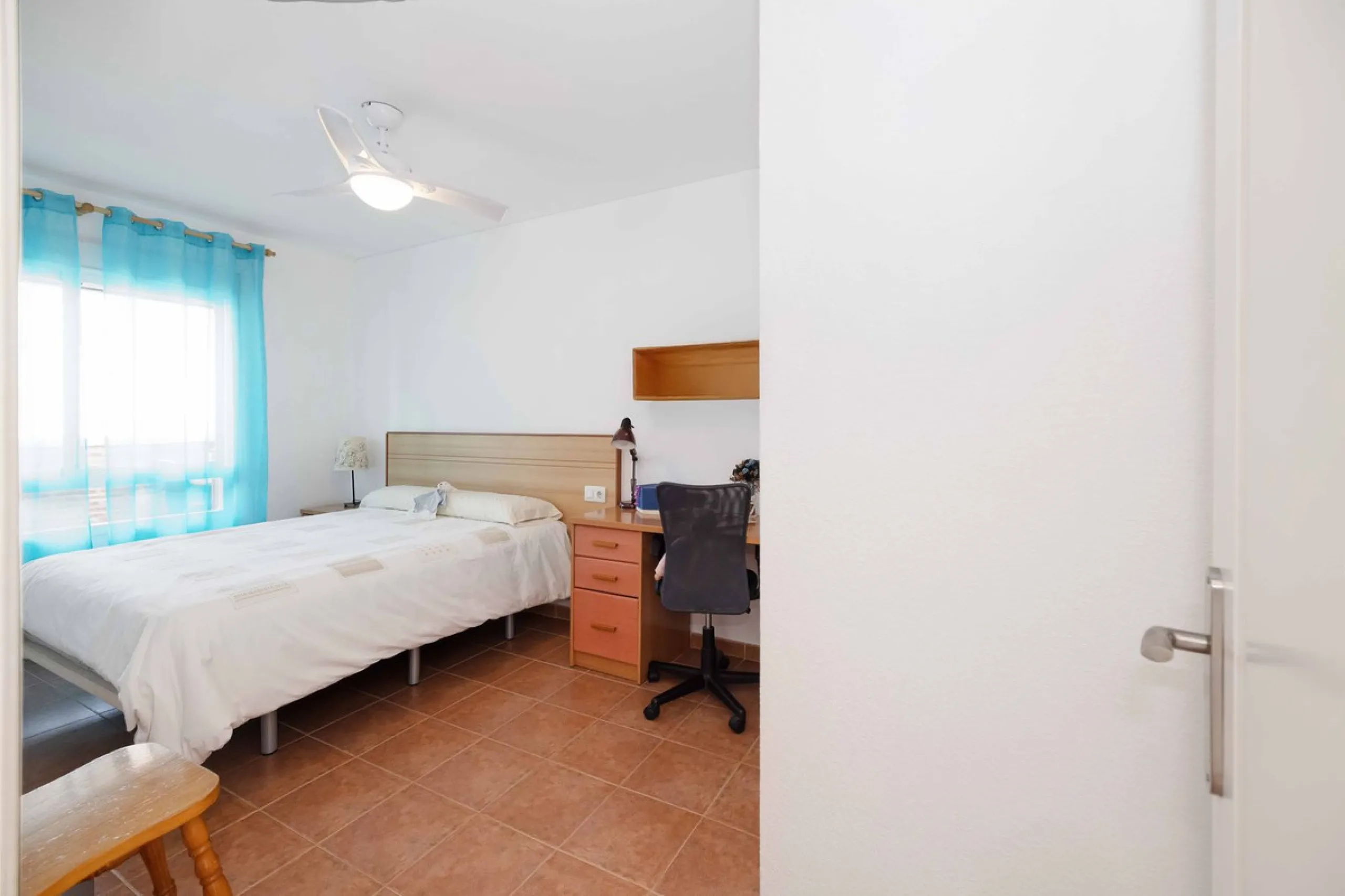 Excellent investment opportunity in Benalmádena Costa, one of the most sought-after areas on the Costa del Sol. This Townhouse built in 1999, has a constructed area of 148 m² and offers endless possibilities for those looking to renovate and achieve a hig