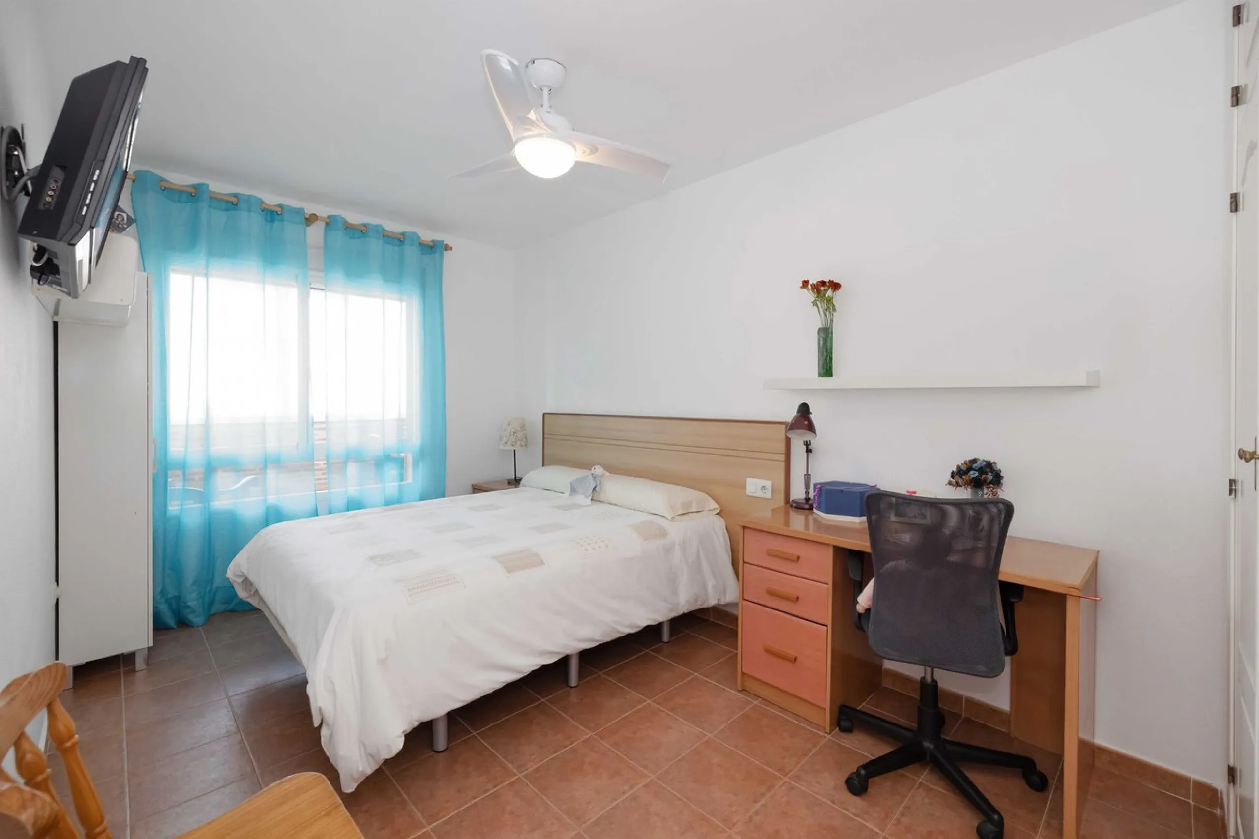Excellent investment opportunity in Benalmádena Costa, one of the most sought-after areas on the Costa del Sol. This Townhouse built in 1999, has a constructed area of 148 m² and offers endless possibilities for those looking to renovate and achieve a hig