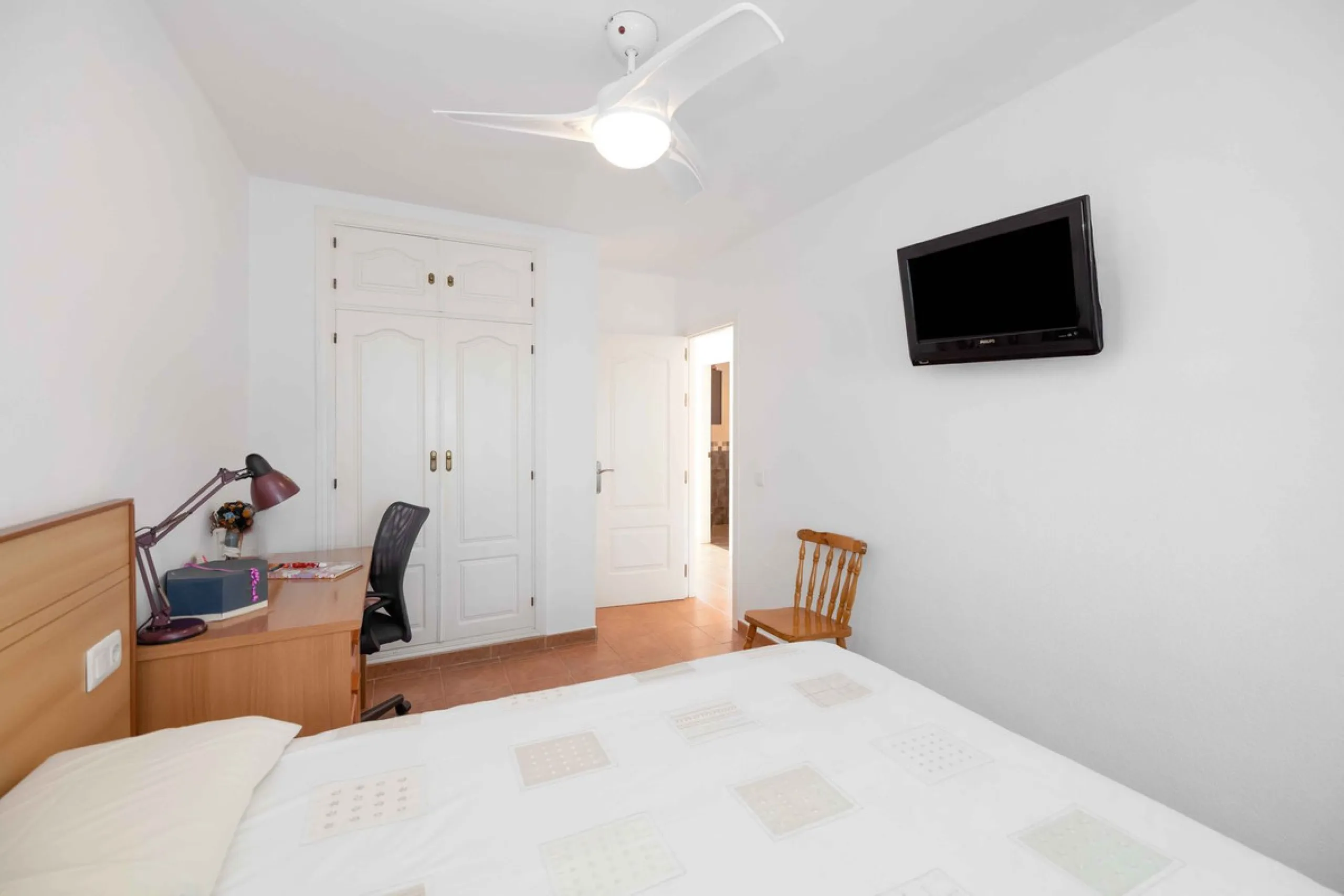 Excellent investment opportunity in Benalmádena Costa, one of the most sought-after areas on the Costa del Sol. This Townhouse built in 1999, has a constructed area of 148 m² and offers endless possibilities for those looking to renovate and achieve a hig