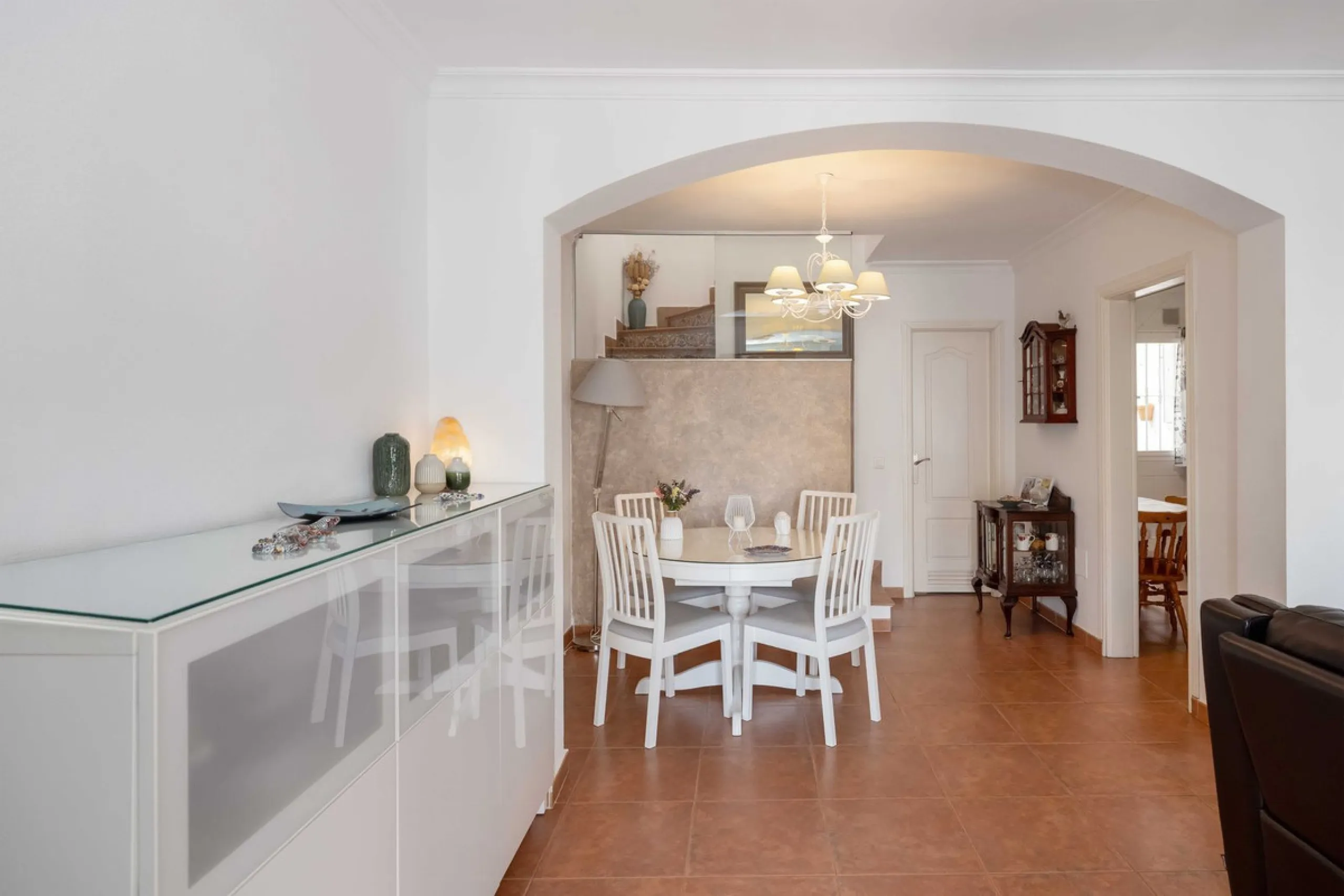 Excellent investment opportunity in Benalmádena Costa, one of the most sought-after areas on the Costa del Sol. This Townhouse built in 1999, has a constructed area of 148 m² and offers endless possibilities for those looking to renovate and achieve a hig