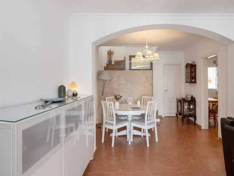 Excellent investment opportunity in Benalmádena Costa, one of the most sought-after areas on the Costa del Sol. This Townhouse built in 1999, has a constructed area of 148 m² and offers endless possibilities for those looking to renovate and achieve a hig