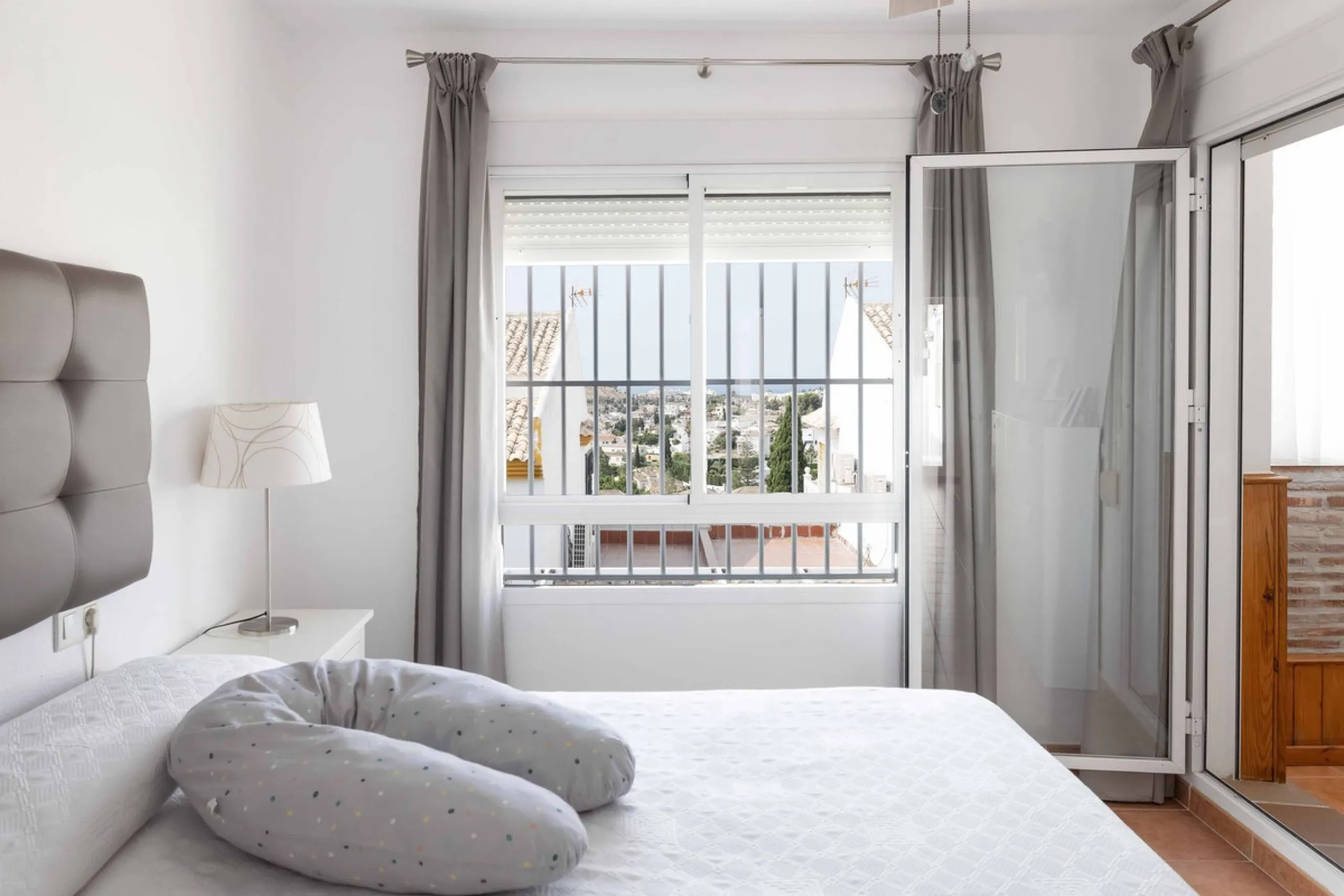 Excellent investment opportunity in Benalmádena Costa, one of the most sought-after areas on the Costa del Sol. This Townhouse built in 1999, has a constructed area of 148 m² and offers endless possibilities for those looking to renovate and achieve a hig