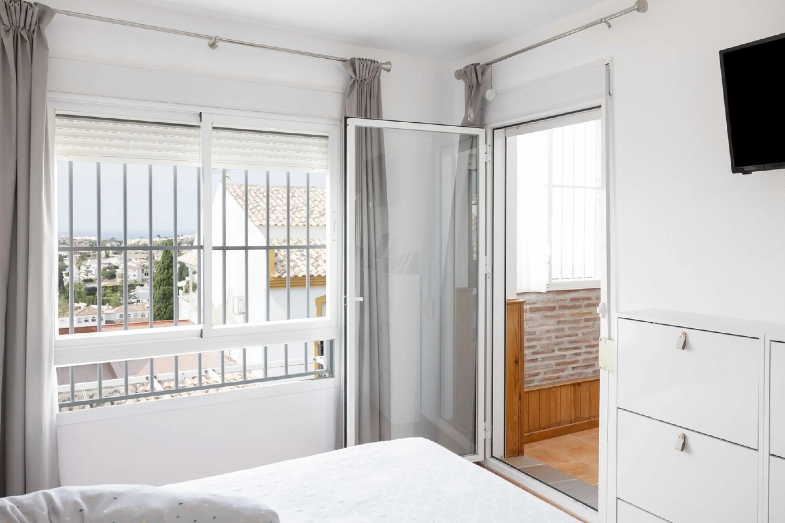 Excellent investment opportunity in Benalmádena Costa, one of the most sought-after areas on the Costa del Sol. This Townhouse built in 1999, has a constructed area of 148 m² and offers endless possibilities for those looking to renovate and achieve a hig