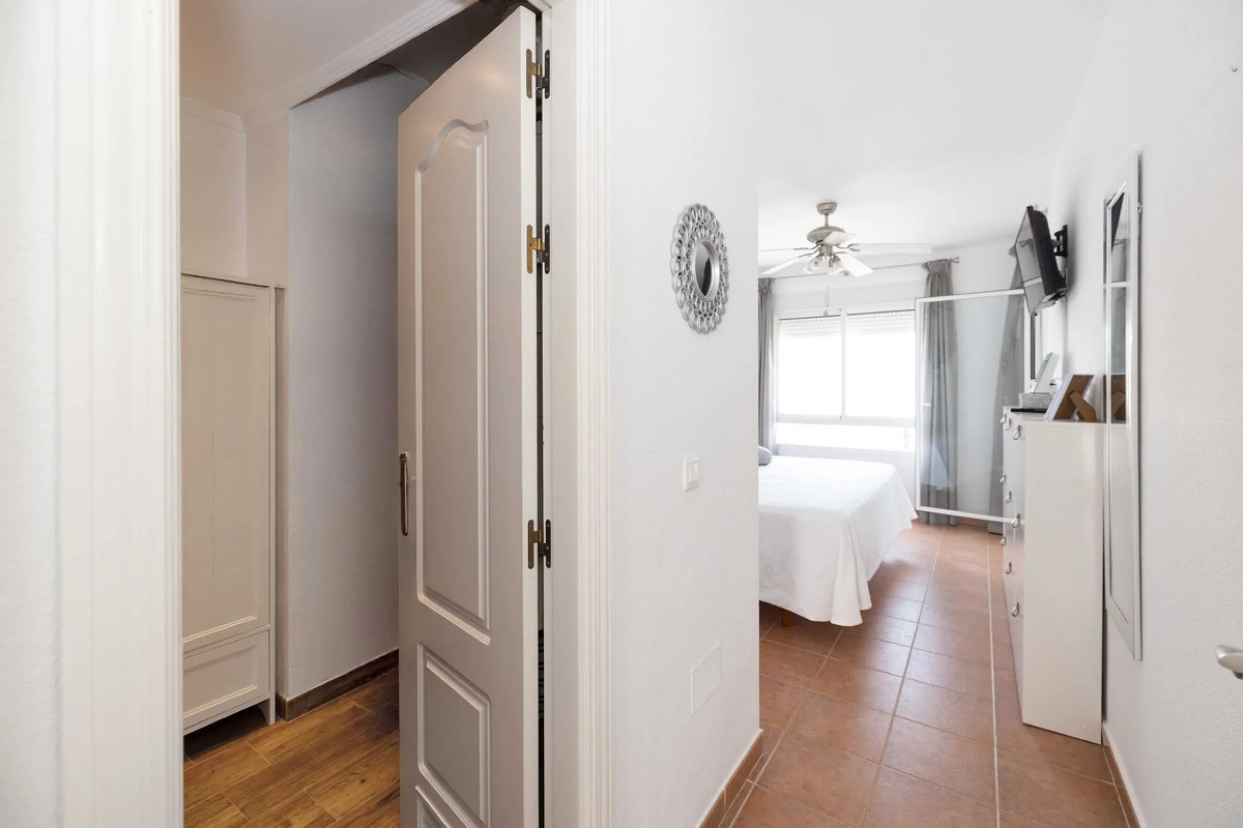 Excellent investment opportunity in Benalmádena Costa, one of the most sought-after areas on the Costa del Sol. This Townhouse built in 1999, has a constructed area of 148 m² and offers endless possibilities for those looking to renovate and achieve a hig