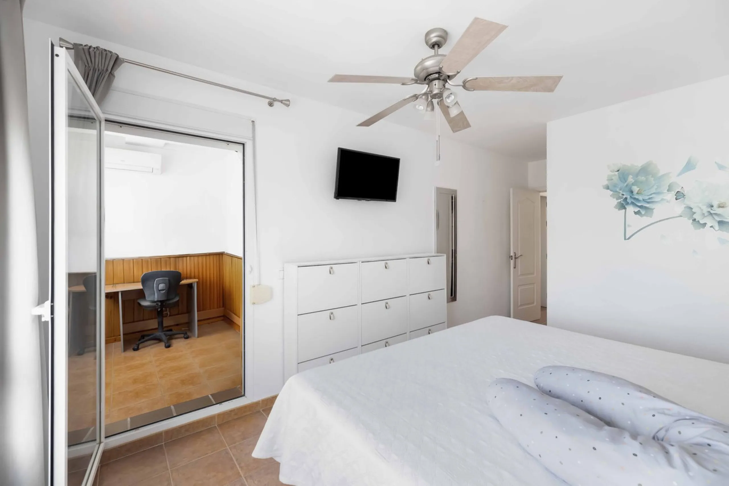 Excellent investment opportunity in Benalmádena Costa, one of the most sought-after areas on the Costa del Sol. This Townhouse built in 1999, has a constructed area of 148 m² and offers endless possibilities for those looking to renovate and achieve a hig