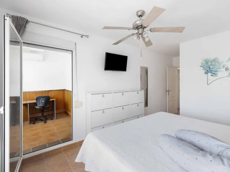 Excellent investment opportunity in Benalmádena Costa, one of the most sought-after areas on the Costa del Sol. This Townhouse built in 1999, has a constructed area of 148 m² and offers endless possibilities for those looking to renovate and achieve a hig