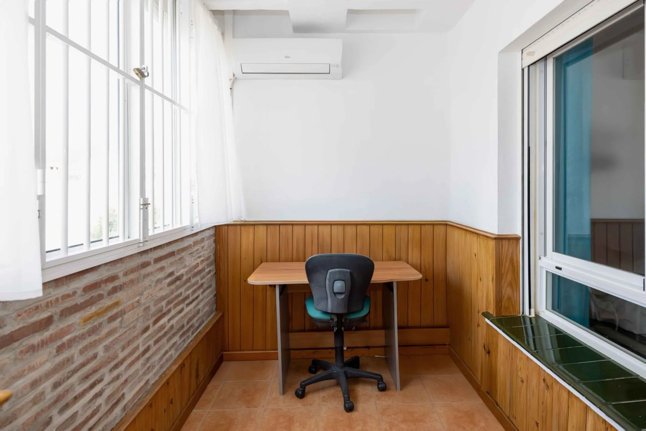 Excellent investment opportunity in Benalmádena Costa, one of the most sought-after areas on the Costa del Sol. This Townhouse built in 1999, has a constructed area of 148 m² and offers endless possibilities for those looking to renovate and achieve a hig