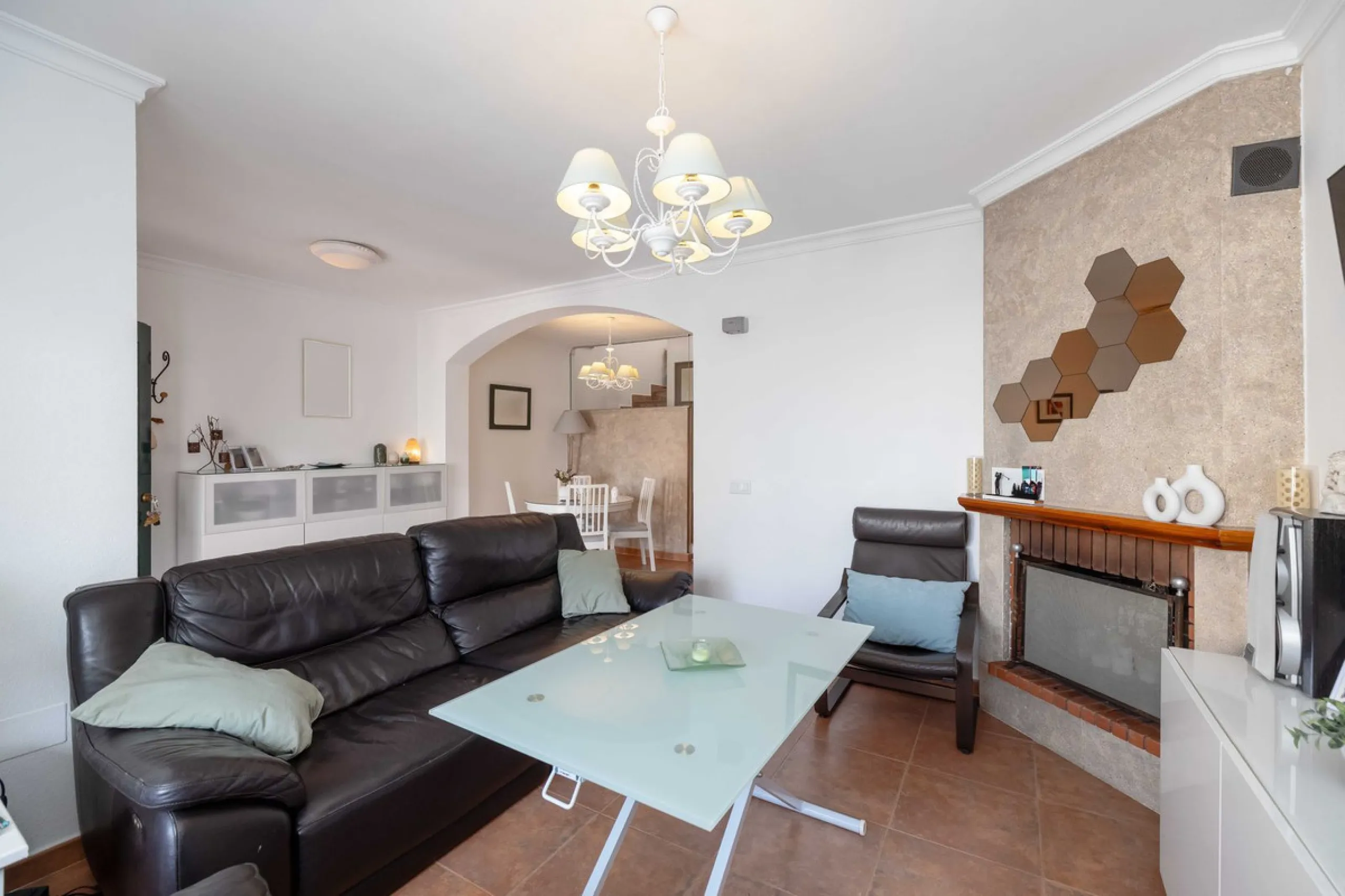 Excellent investment opportunity in Benalmádena Costa, one of the most sought-after areas on the Costa del Sol. This Townhouse built in 1999, has a constructed area of 148 m² and offers endless possibilities for those looking to renovate and achieve a hig