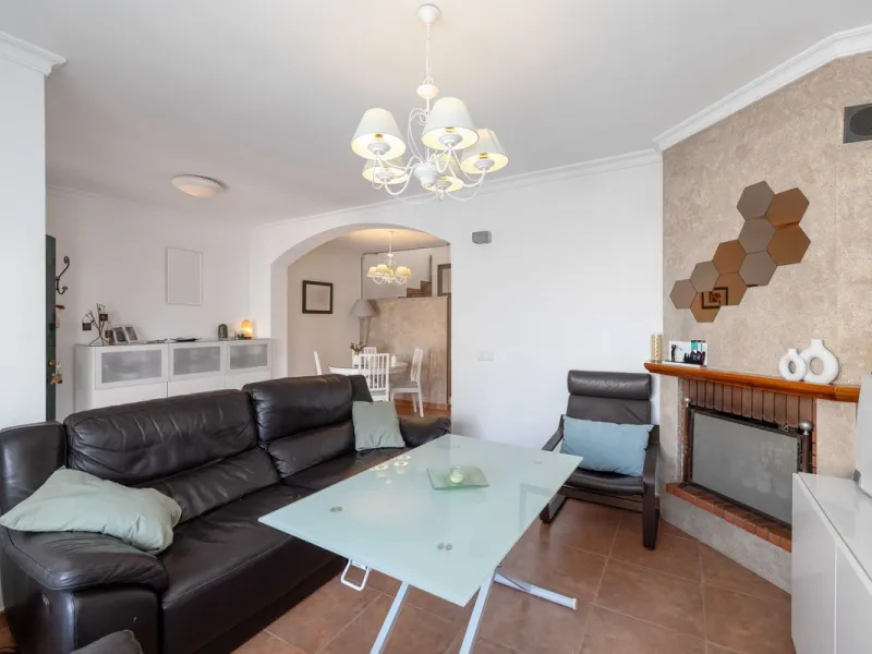 Excellent investment opportunity in Benalmádena Costa, one of the most sought-after areas on the Costa del Sol. This Townhouse built in 1999, has a constructed area of 148 m² and offers endless possibilities for those looking to renovate and achieve a hig