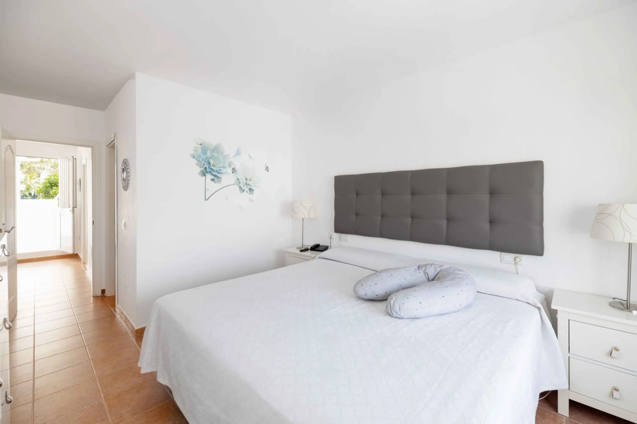 Excellent investment opportunity in Benalmádena Costa, one of the most sought-after areas on the Costa del Sol. This Townhouse built in 1999, has a constructed area of 148 m² and offers endless possibilities for those looking to renovate and achieve a hig
