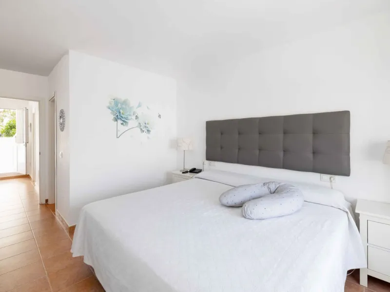 Excellent investment opportunity in Benalmádena Costa, one of the most sought-after areas on the Costa del Sol. This Townhouse built in 1999, has a constructed area of 148 m² and offers endless possibilities for those looking to renovate and achieve a hig
