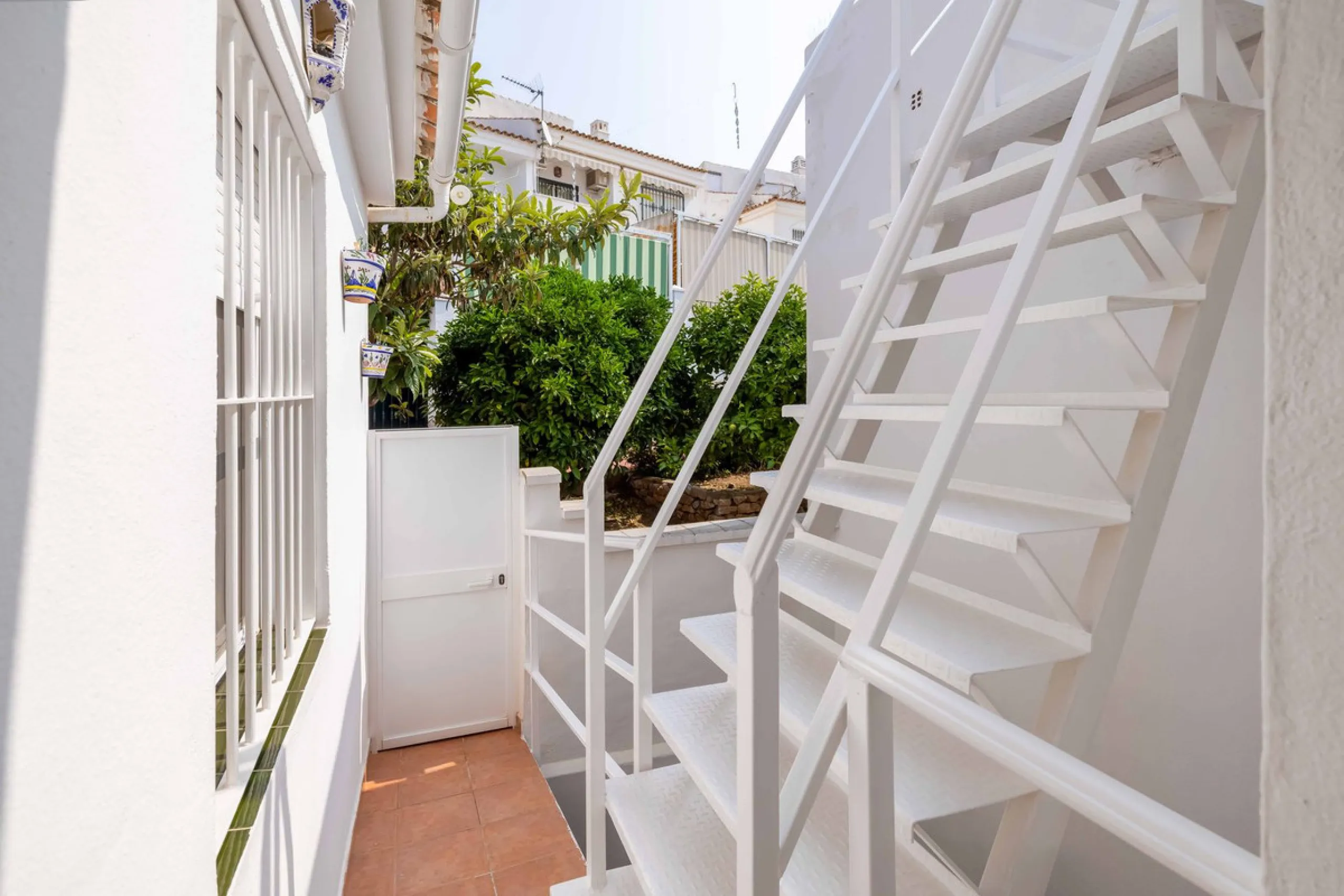 Excellent investment opportunity in Benalmádena Costa, one of the most sought-after areas on the Costa del Sol. This Townhouse built in 1999, has a constructed area of 148 m² and offers endless possibilities for those looking to renovate and achieve a hig