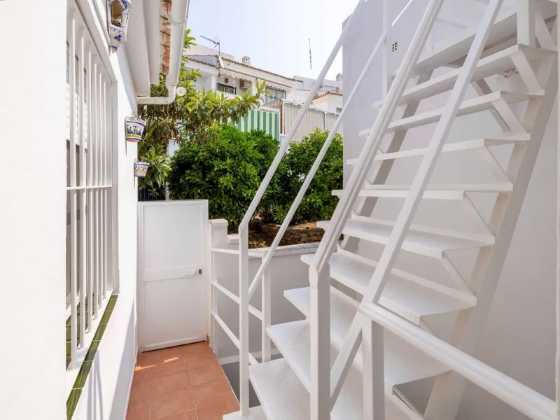Excellent investment opportunity in Benalmádena Costa, one of the most sought-after areas on the Costa del Sol. This Townhouse built in 1999, has a constructed area of 148 m² and offers endless possibilities for those looking to renovate and achieve a hig