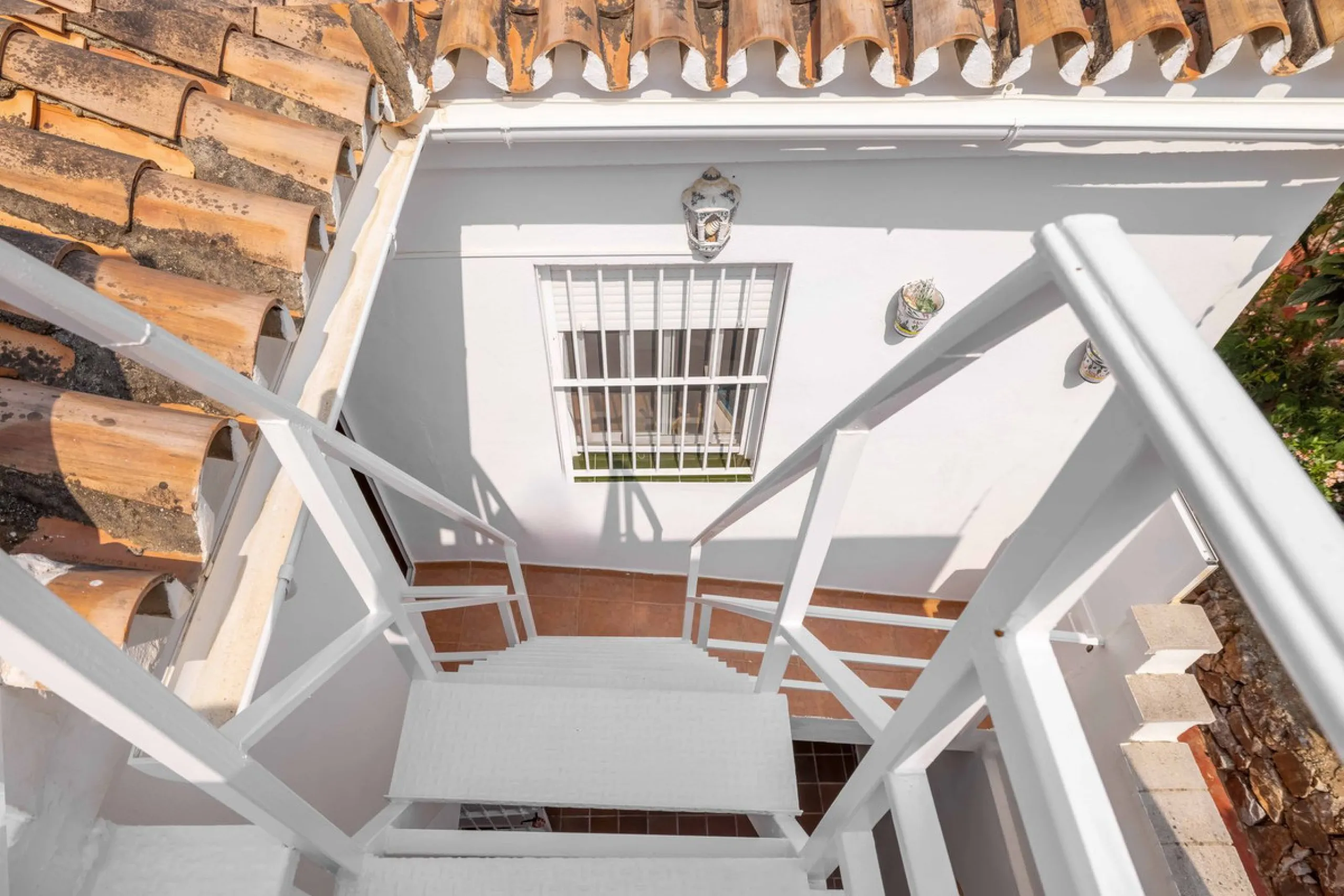 Excellent investment opportunity in Benalmádena Costa, one of the most sought-after areas on the Costa del Sol. This Townhouse built in 1999, has a constructed area of 148 m² and offers endless possibilities for those looking to renovate and achieve a hig