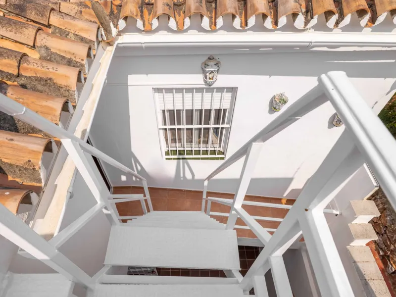 Excellent investment opportunity in Benalmádena Costa, one of the most sought-after areas on the Costa del Sol. This Townhouse built in 1999, has a constructed area of 148 m² and offers endless possibilities for those looking to renovate and achieve a hig