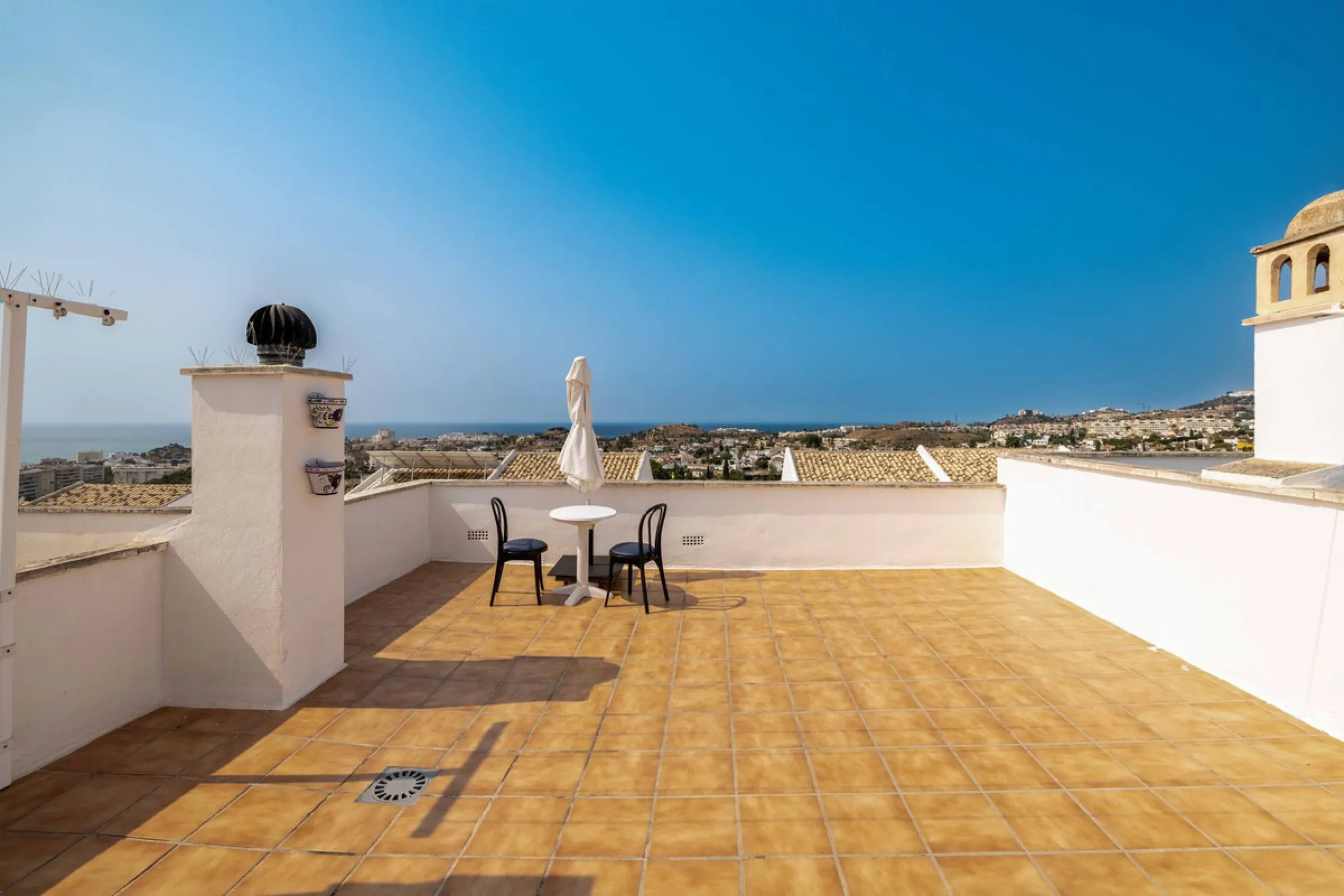 Excellent investment opportunity in Benalmádena Costa, one of the most sought-after areas on the Costa del Sol. This Townhouse built in 1999, has a constructed area of 148 m² and offers endless possibilities for those looking to renovate and achieve a hig