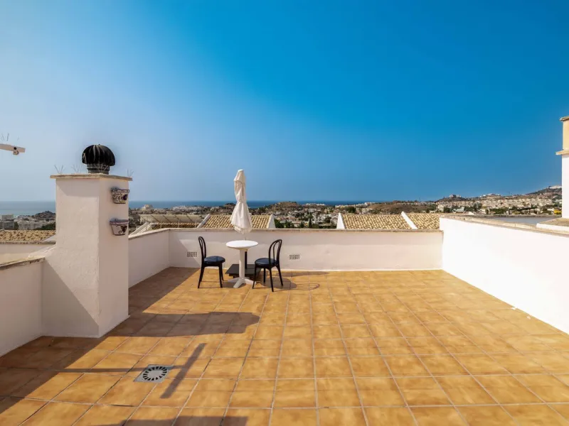 Excellent investment opportunity in Benalmádena Costa, one of the most sought-after areas on the Costa del Sol. This Townhouse built in 1999, has a constructed area of 148 m² and offers endless possibilities for those looking to renovate and achieve a hig