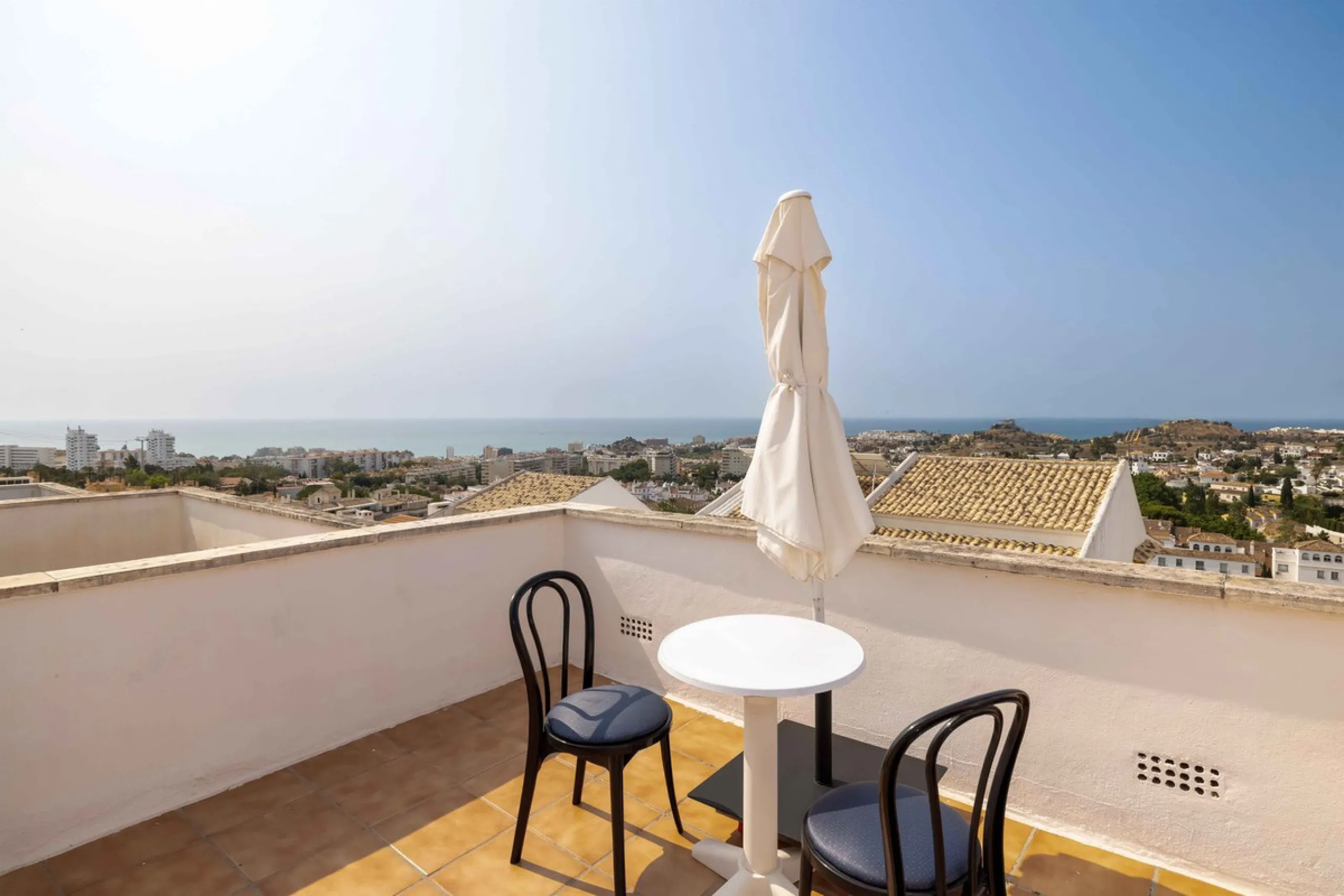 Excellent investment opportunity in Benalmádena Costa, one of the most sought-after areas on the Costa del Sol. This Townhouse built in 1999, has a constructed area of 148 m² and offers endless possibilities for those looking to renovate and achieve a hig