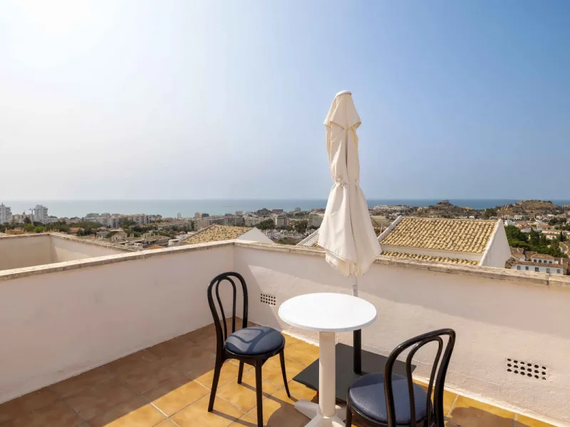 Excellent investment opportunity in Benalmádena Costa, one of the most sought-after areas on the Costa del Sol. This Townhouse built in 1999, has a constructed area of 148 m² and offers endless possibilities for those looking to renovate and achieve a hig