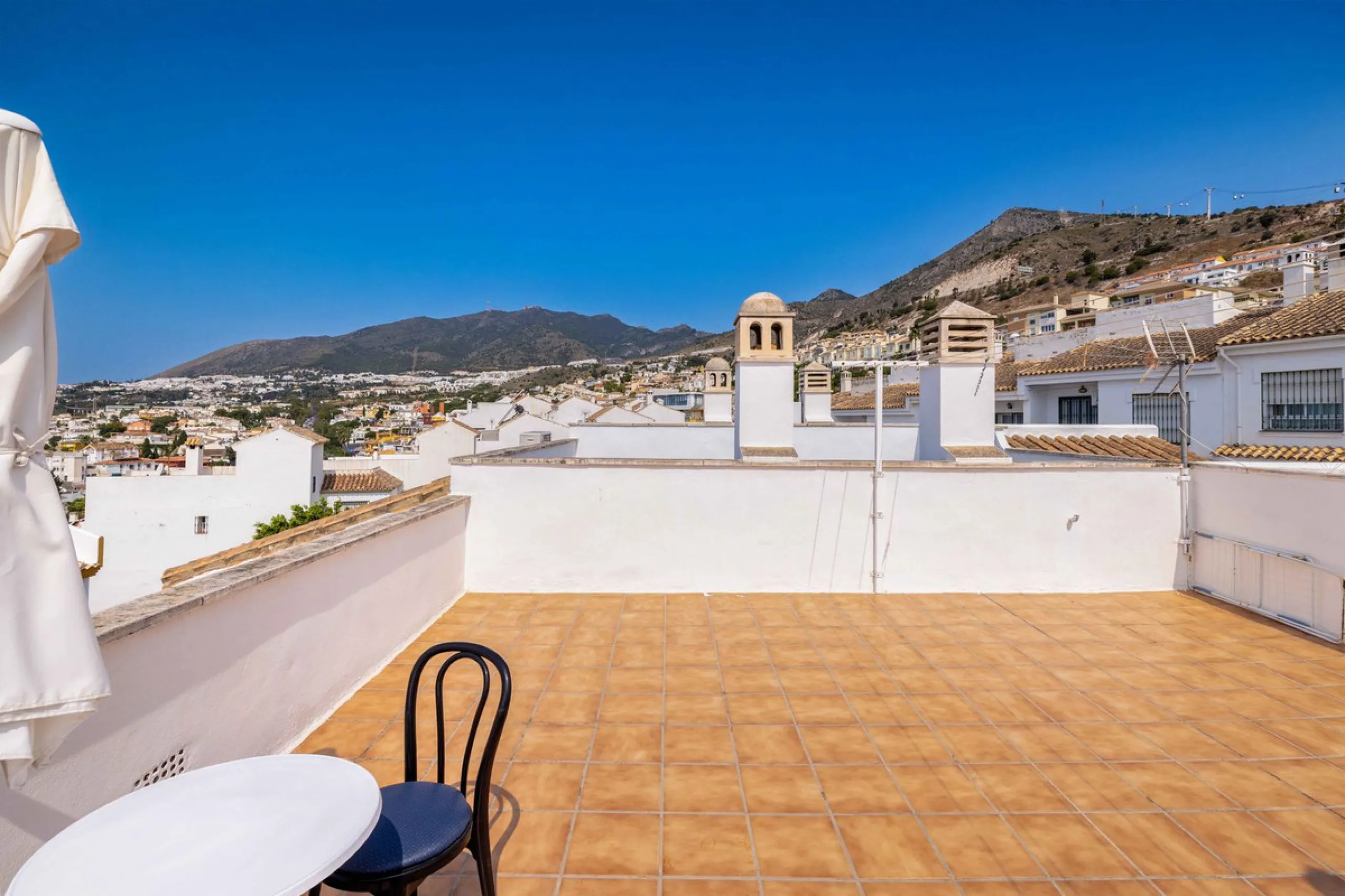 Excellent investment opportunity in Benalmádena Costa, one of the most sought-after areas on the Costa del Sol. This Townhouse built in 1999, has a constructed area of 148 m² and offers endless possibilities for those looking to renovate and achieve a hig
