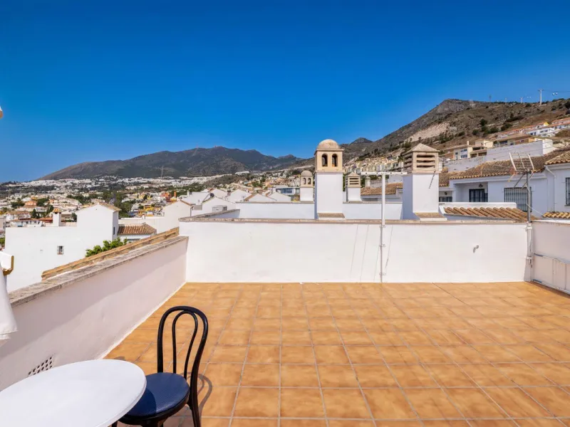 Excellent investment opportunity in Benalmádena Costa, one of the most sought-after areas on the Costa del Sol. This Townhouse built in 1999, has a constructed area of 148 m² and offers endless possibilities for those looking to renovate and achieve a hig