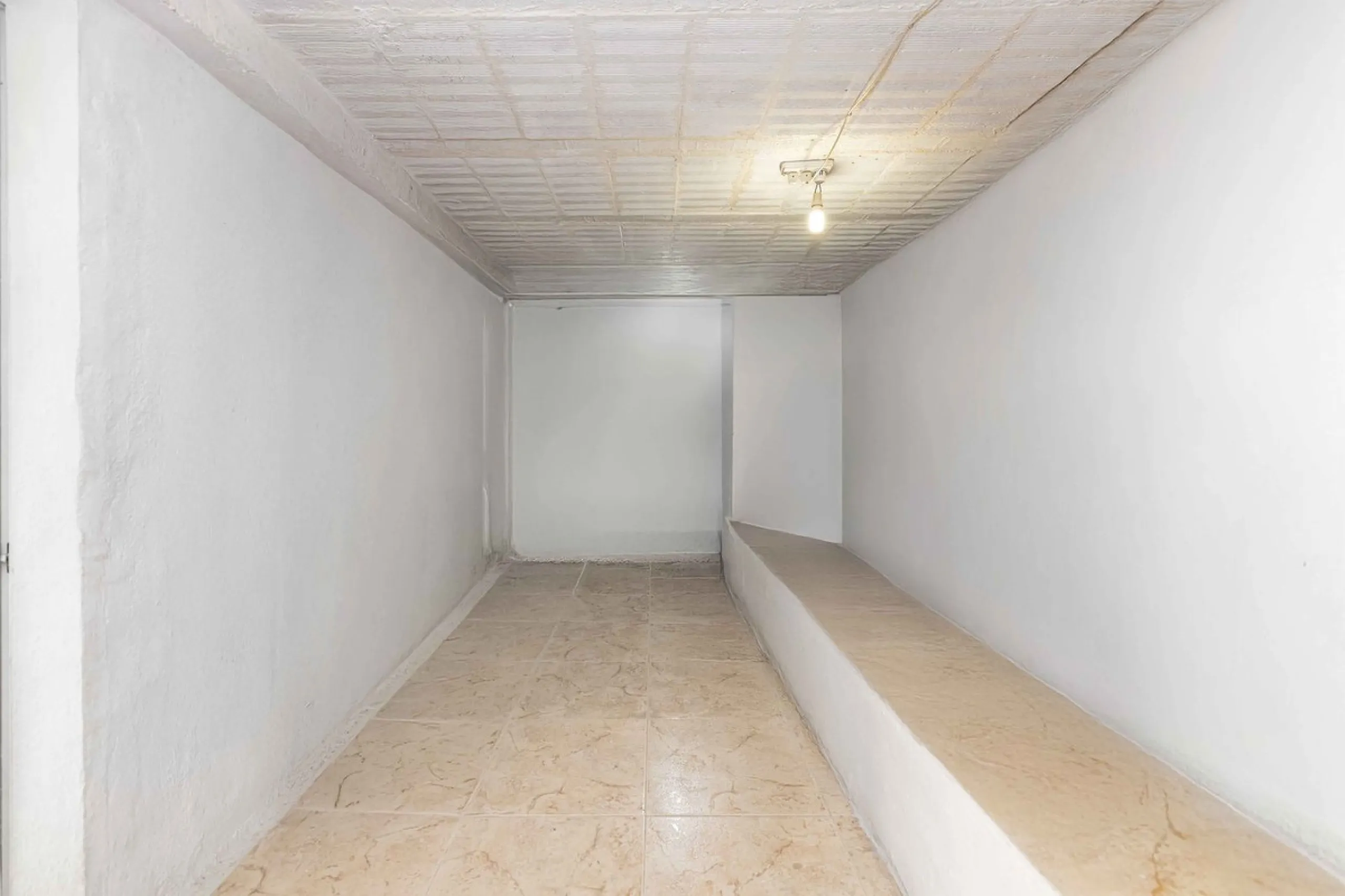 Excellent investment opportunity in Benalmádena Costa, one of the most sought-after areas on the Costa del Sol. This Townhouse built in 1999, has a constructed area of 148 m² and offers endless possibilities for those looking to renovate and achieve a hig